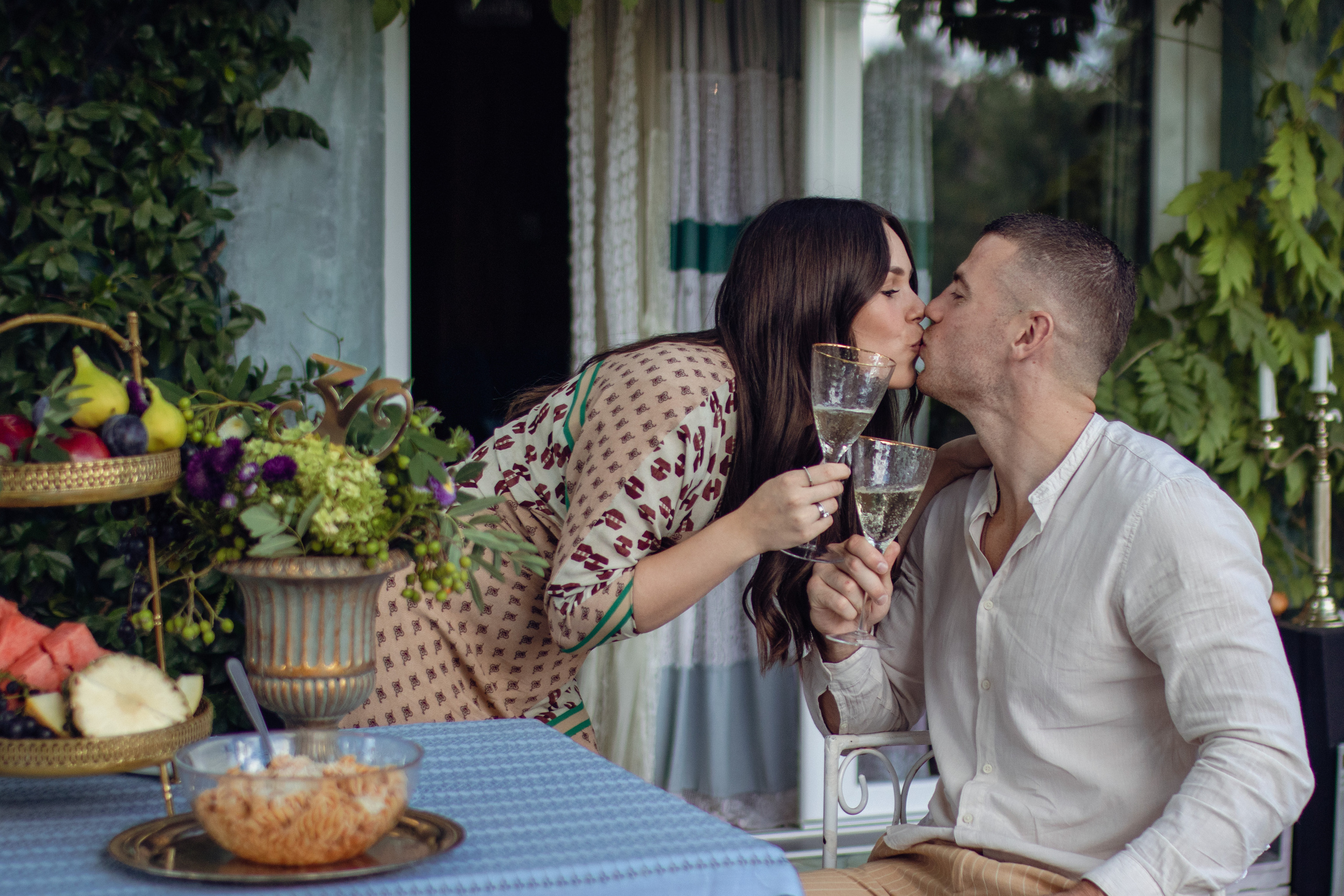 fotografija poljubca mame i tate