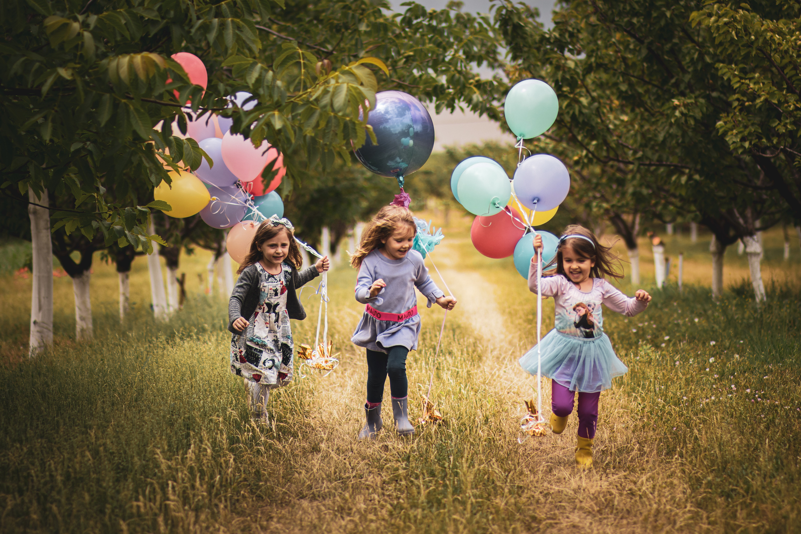 fotografisanje devojčica sa šarenim balonima
