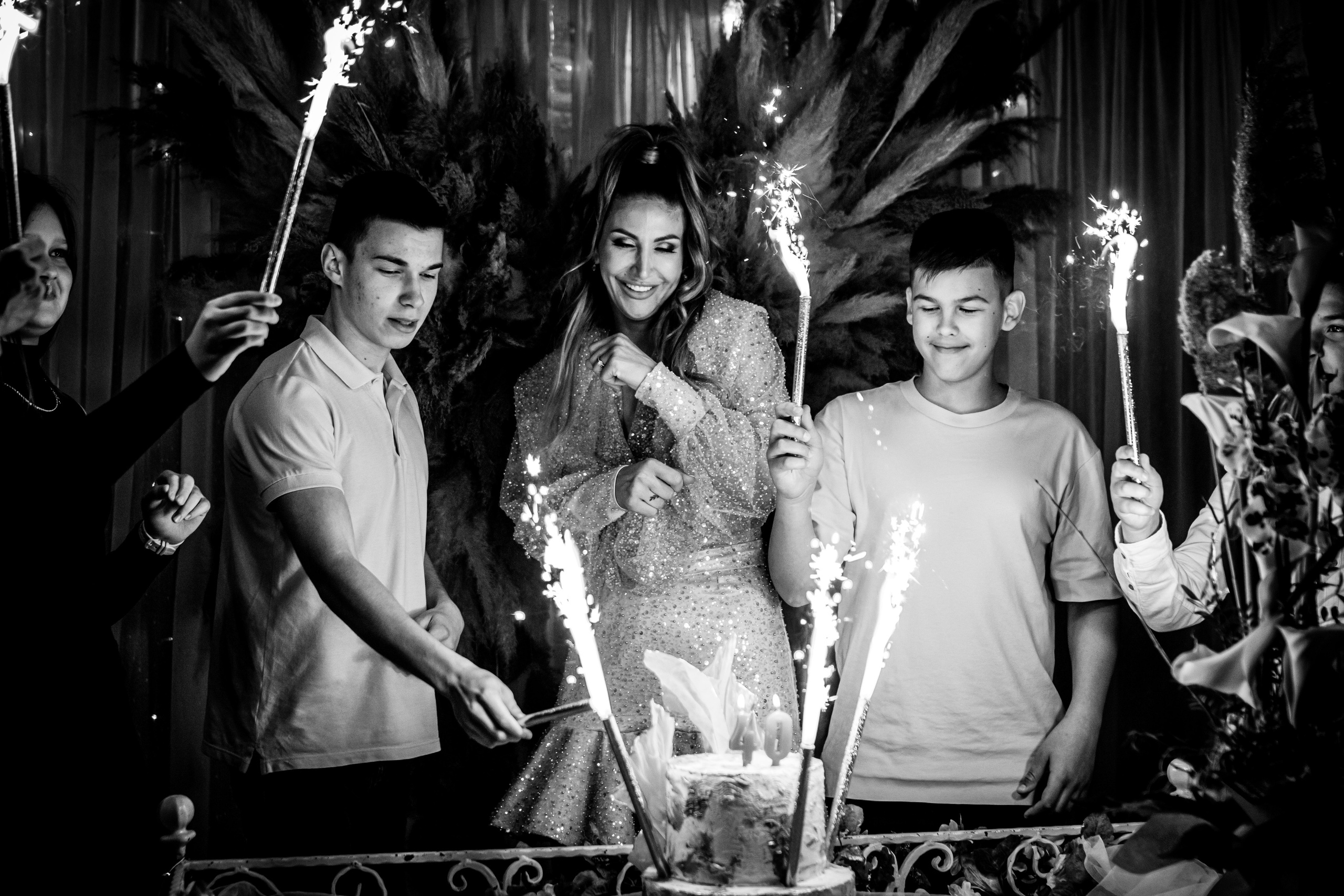 fotografisanje slavljenice sa tortom na svojoj proslavi četrdesetog rođendana u rumi