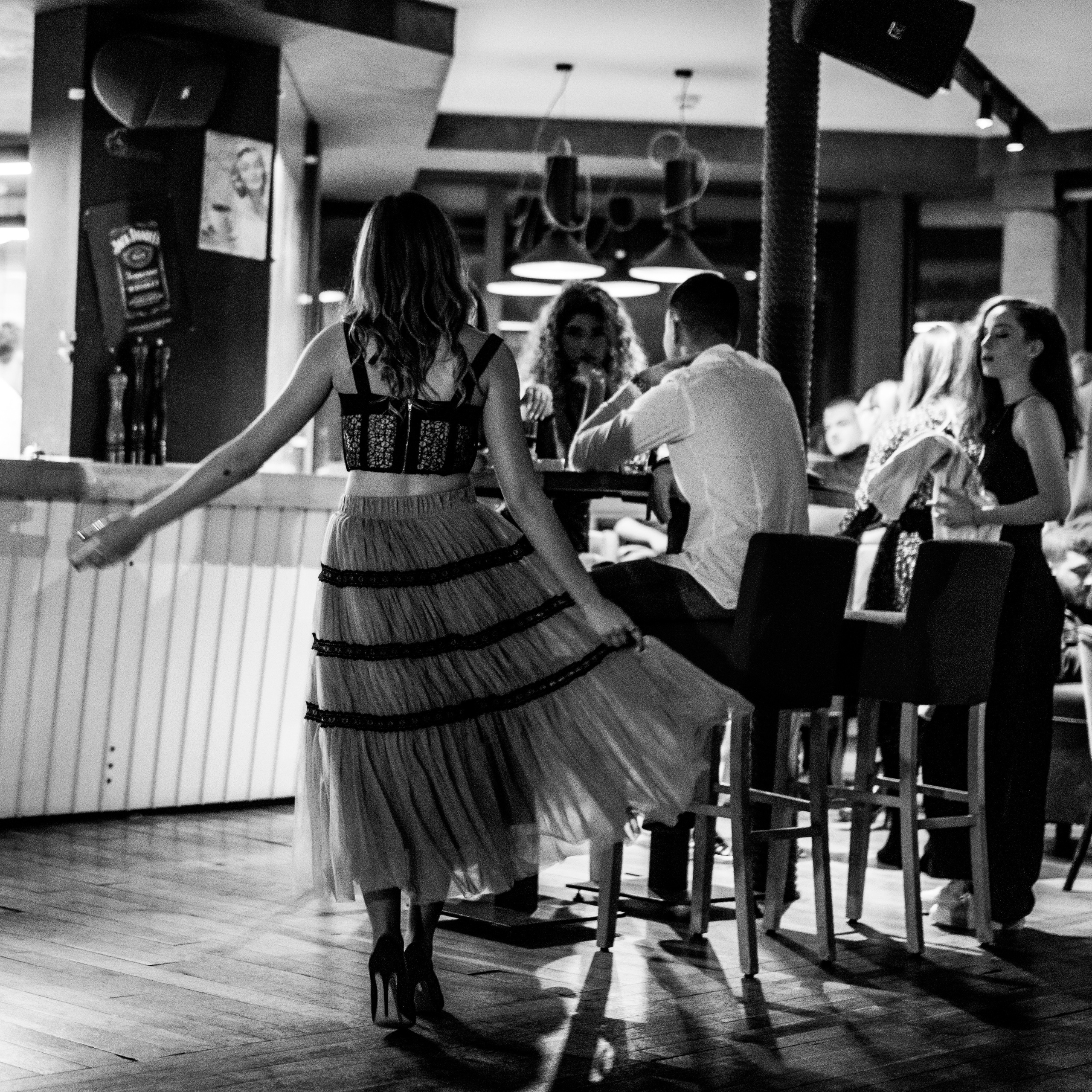 crno-bela fotografija trenutaka rođendana