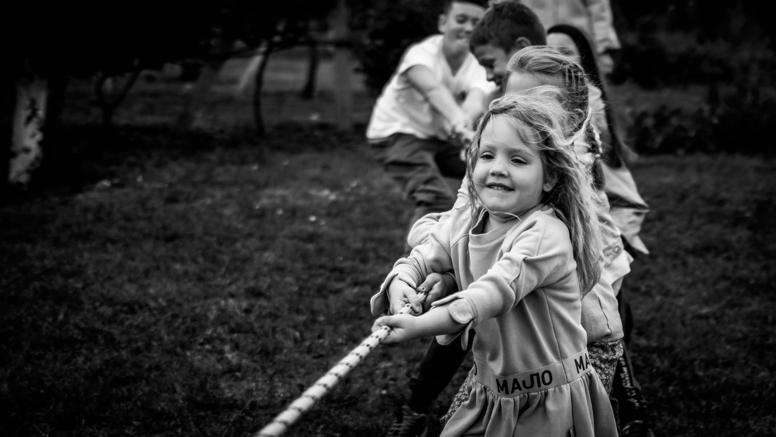 crno-bela fotografija igre dece sa užetom