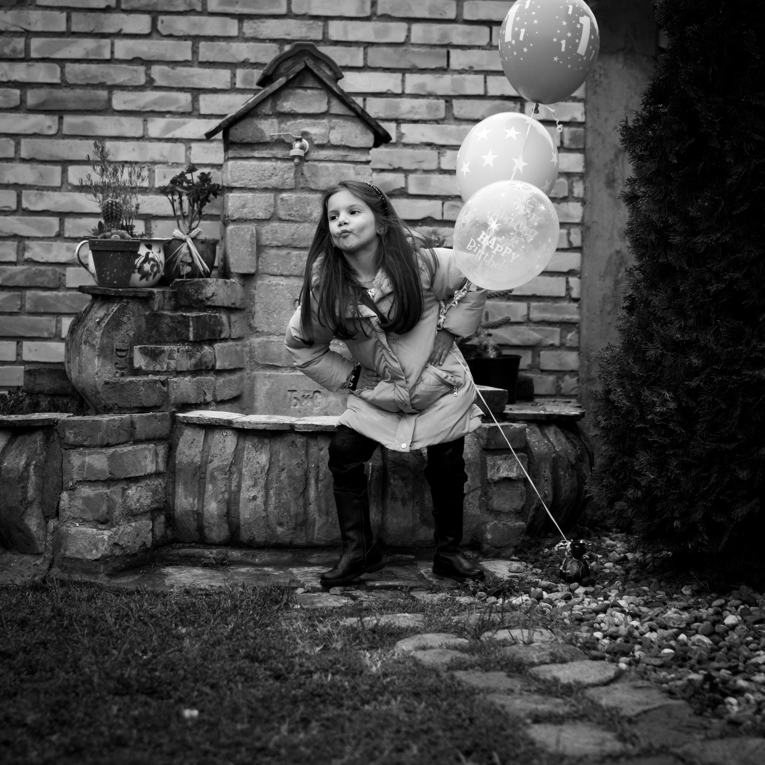 Crno-bela fotografija male devojčice