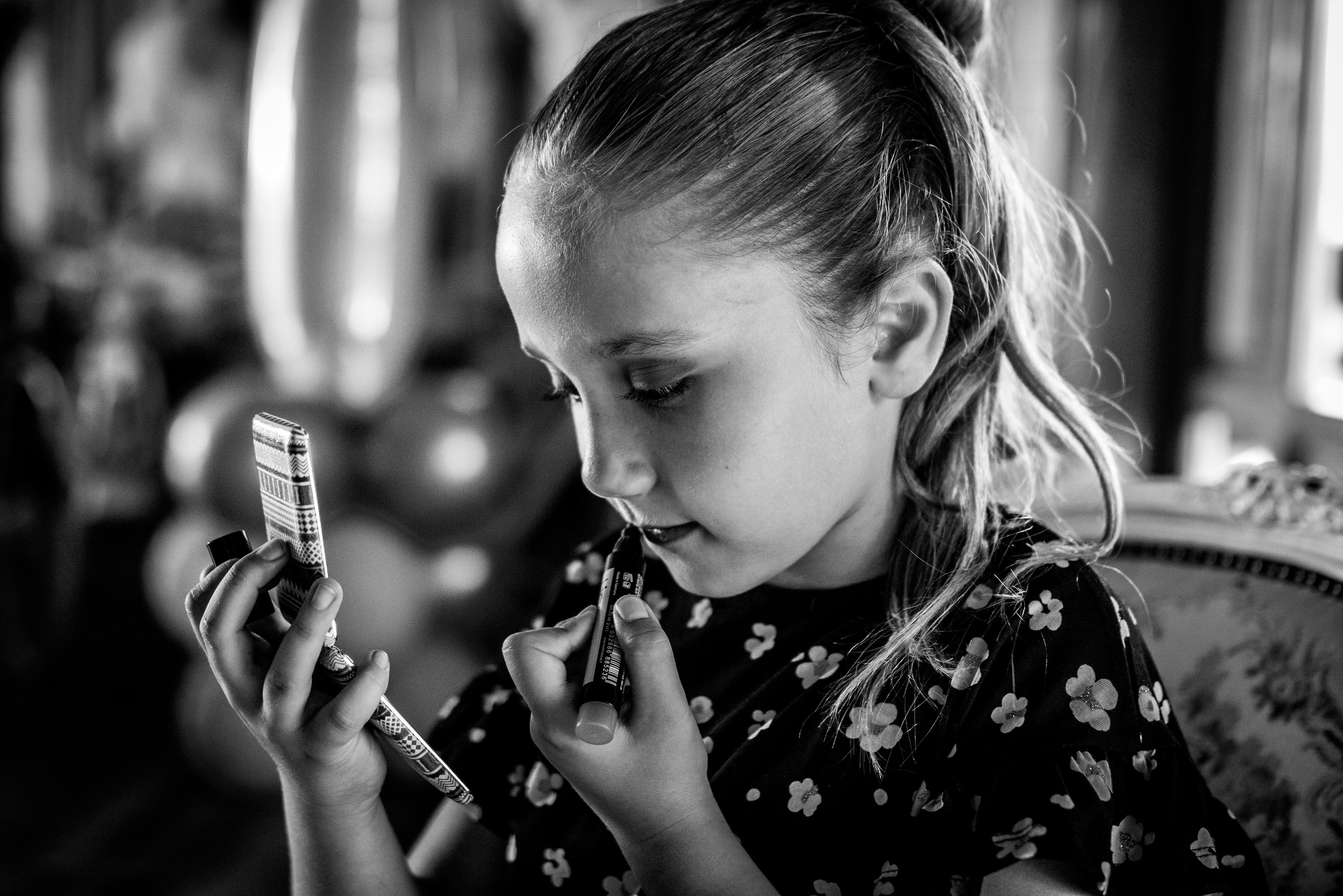 crno-bela fotografija devojčice na proslavi rođendana