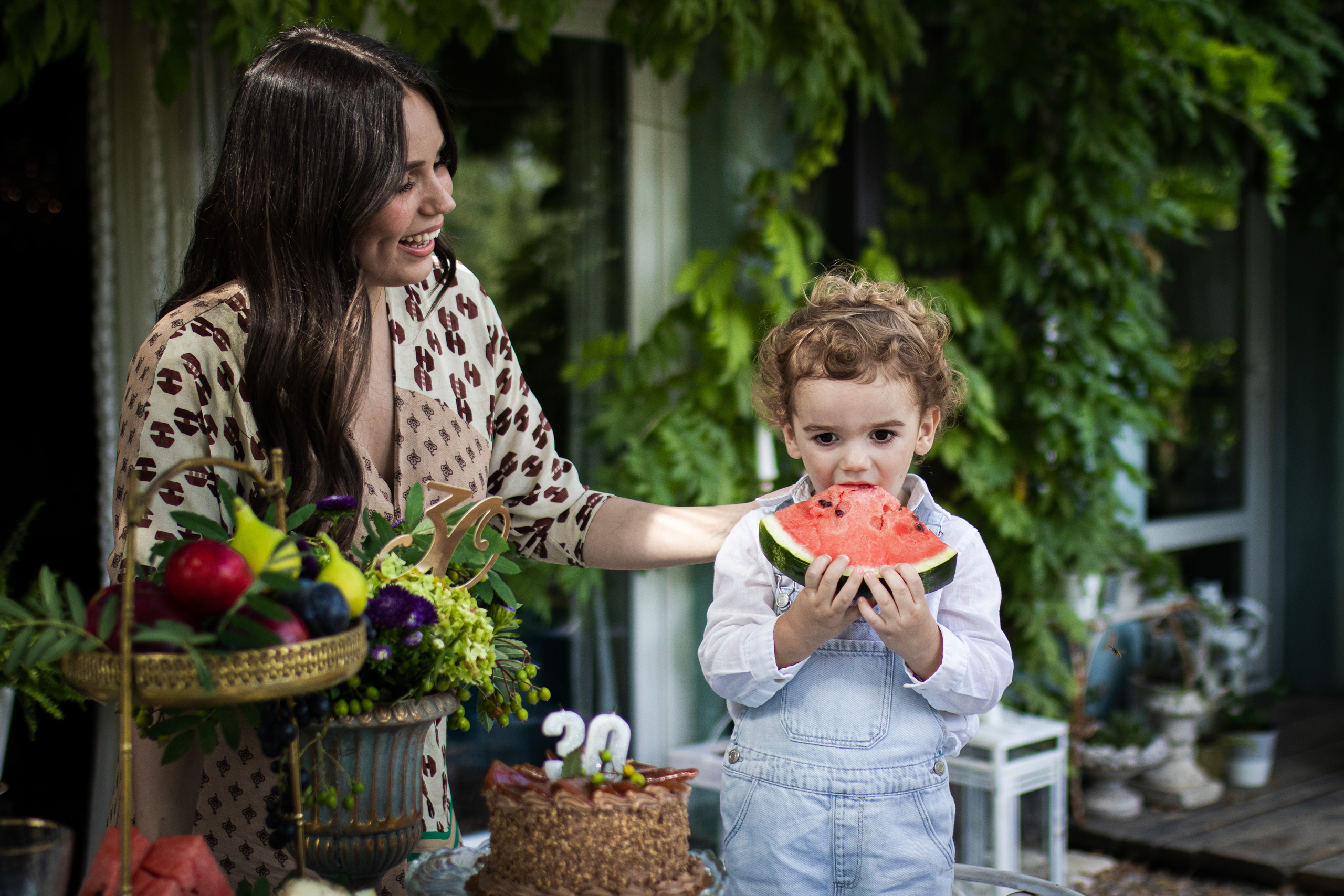 fotografija majke, sina i lubenice