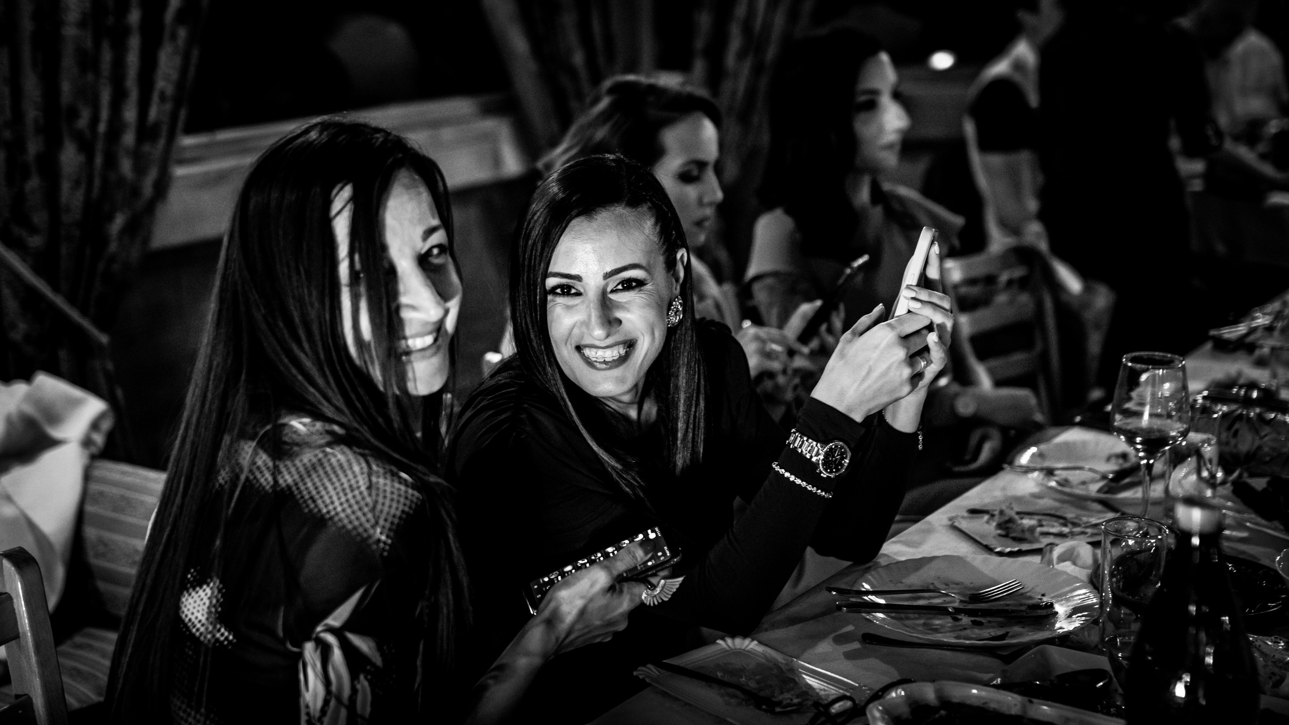 crno-bela fotografija nasmejanih devojaka na proslavi rođendana u Rumi