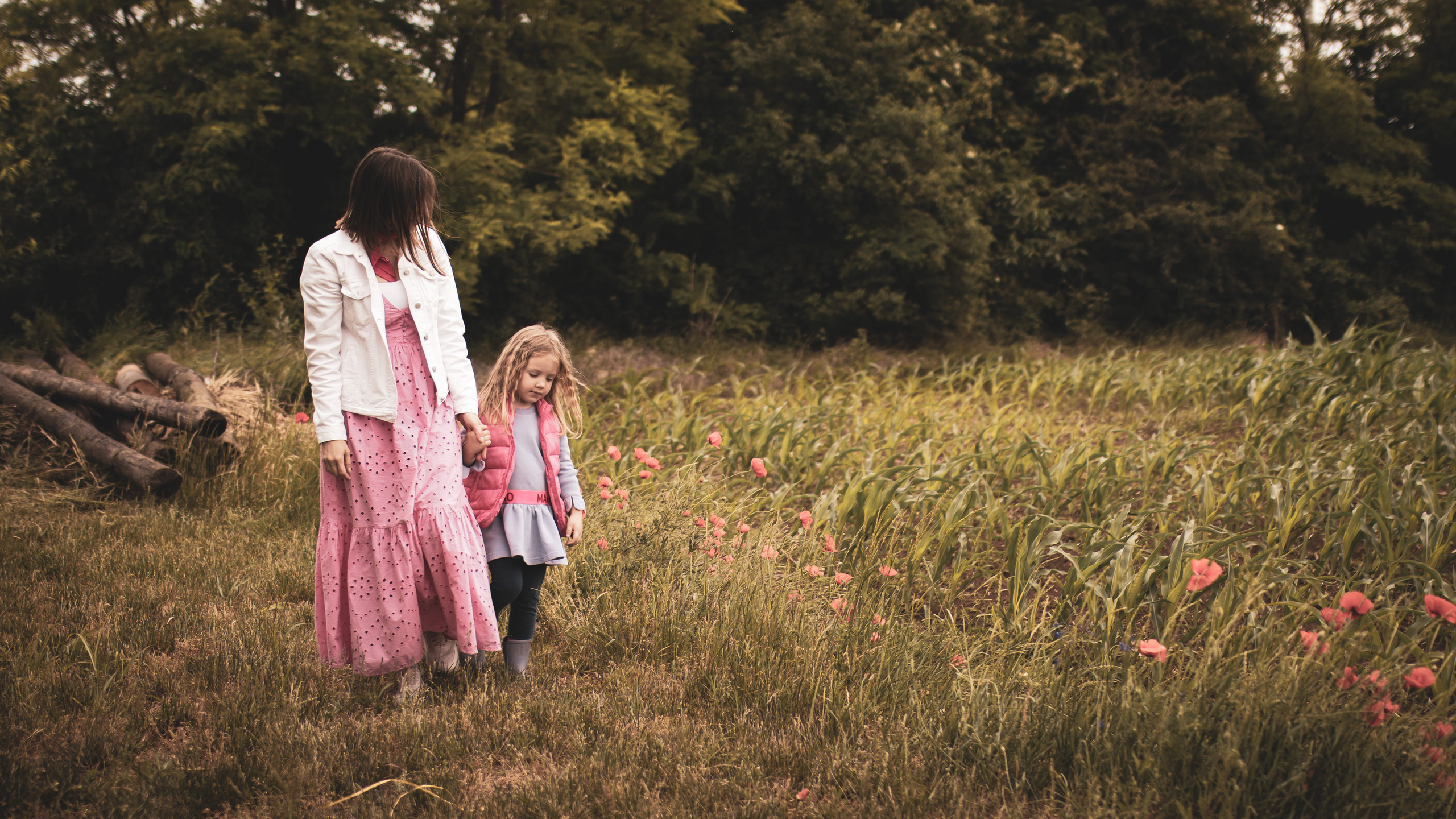 fotografija majke i ćerke u prirodi
