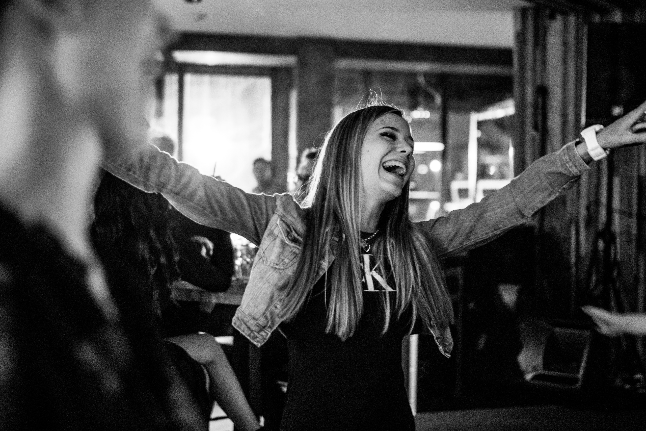 fotografisanje osmeha devojke na osamnaestom rođendanu