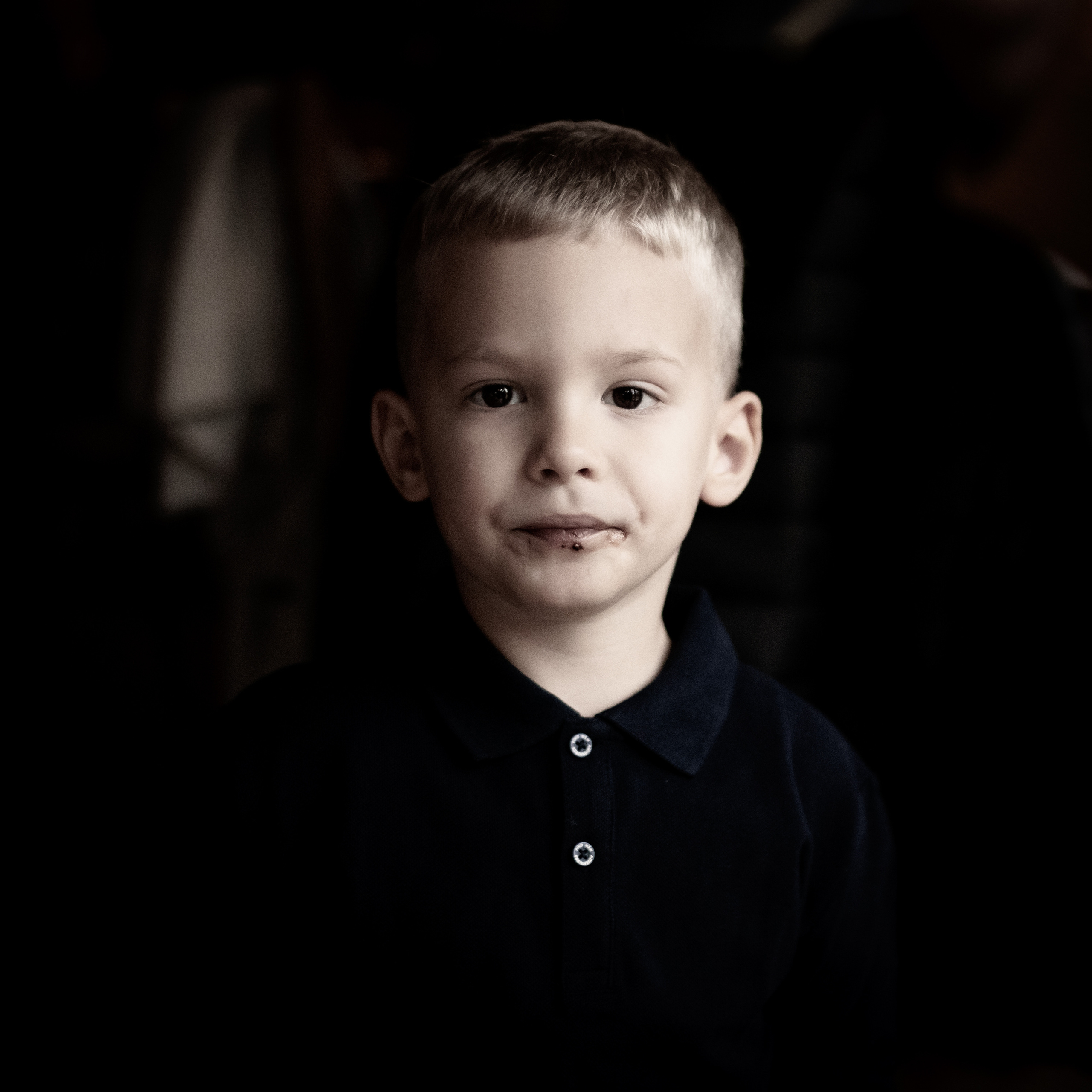 fotografija plavog dečaka na proslavi prvog rođendana