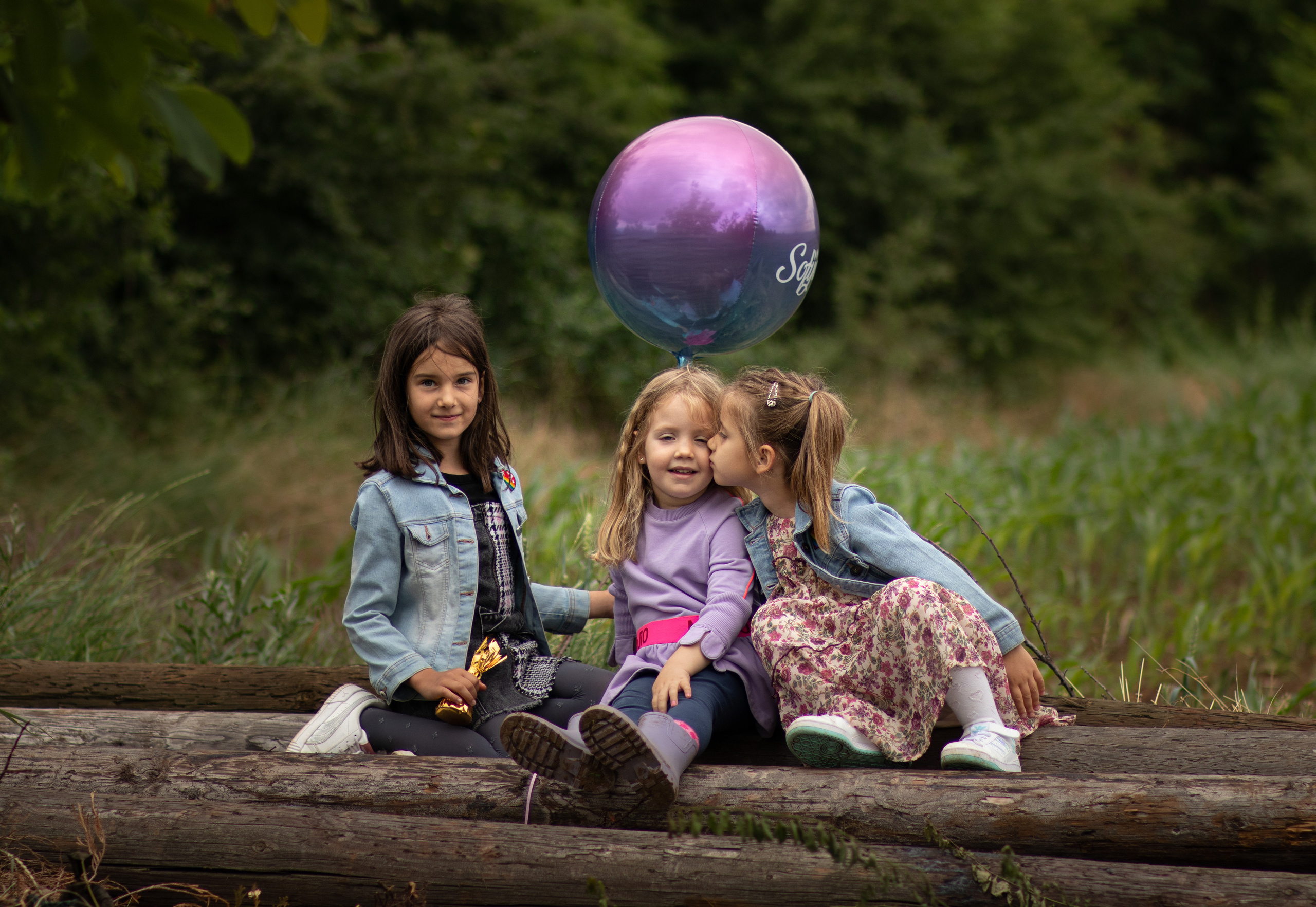 fotografija tri drugarice sa balonom