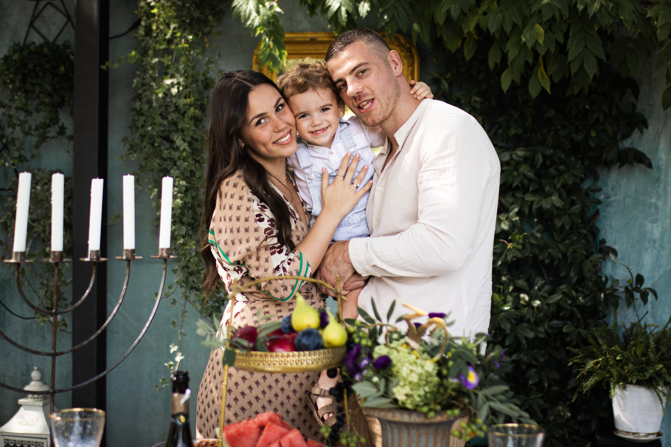 fotografija srećne i nasmejane porodice