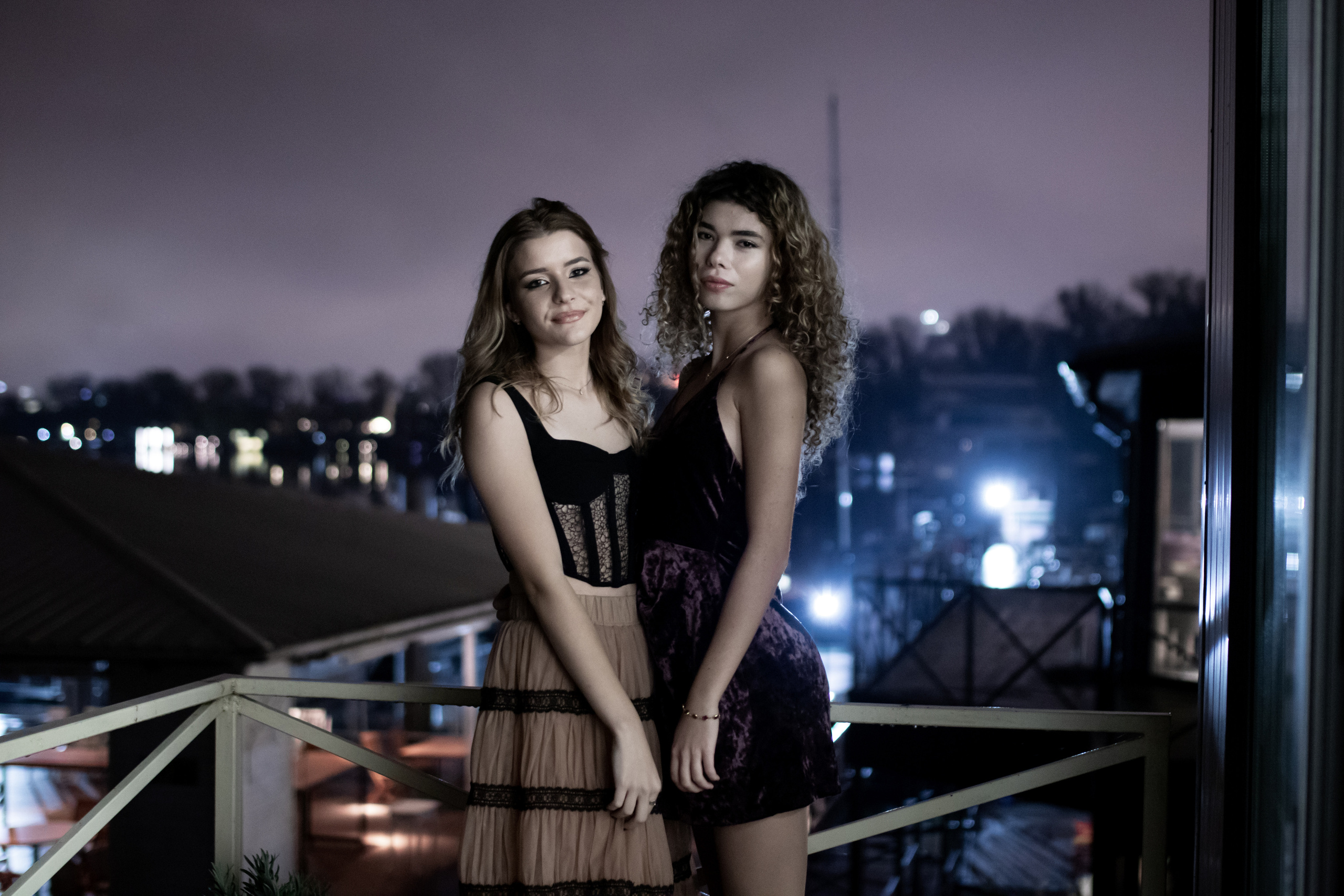 fotografisanje dve drugarice kraj reke