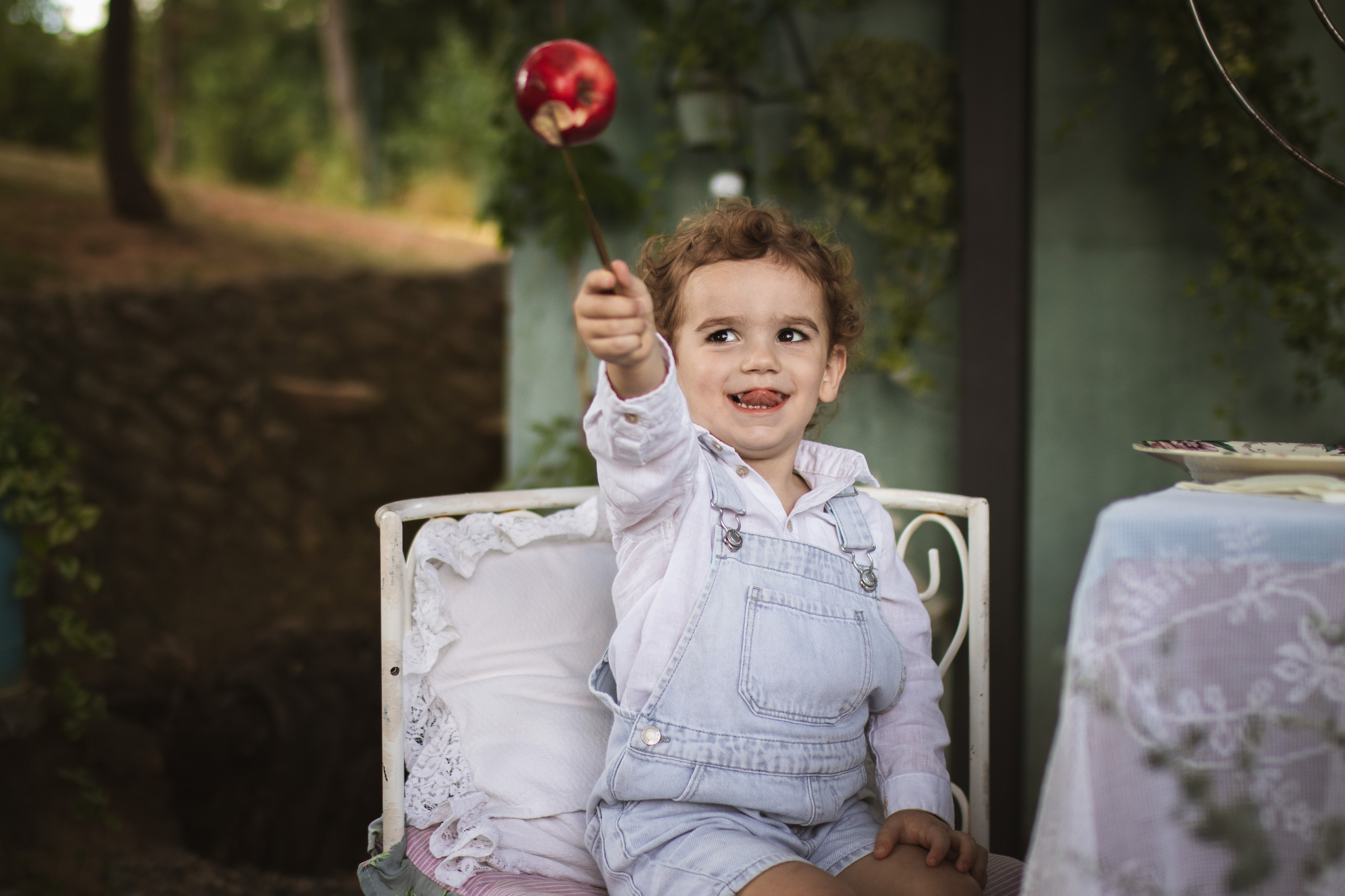fotografisanje malog dečaka i jabuke