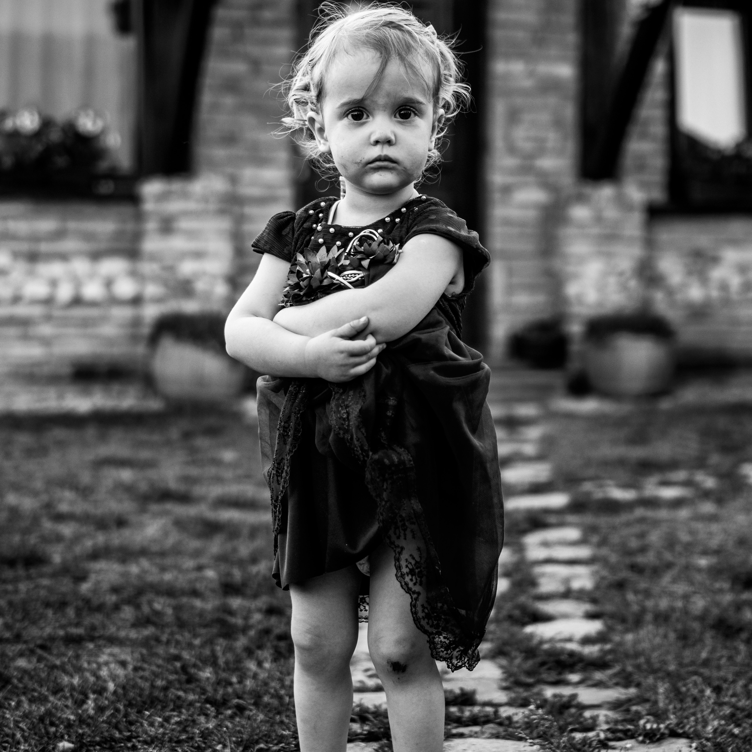 crno-bela fotografija male devojčice