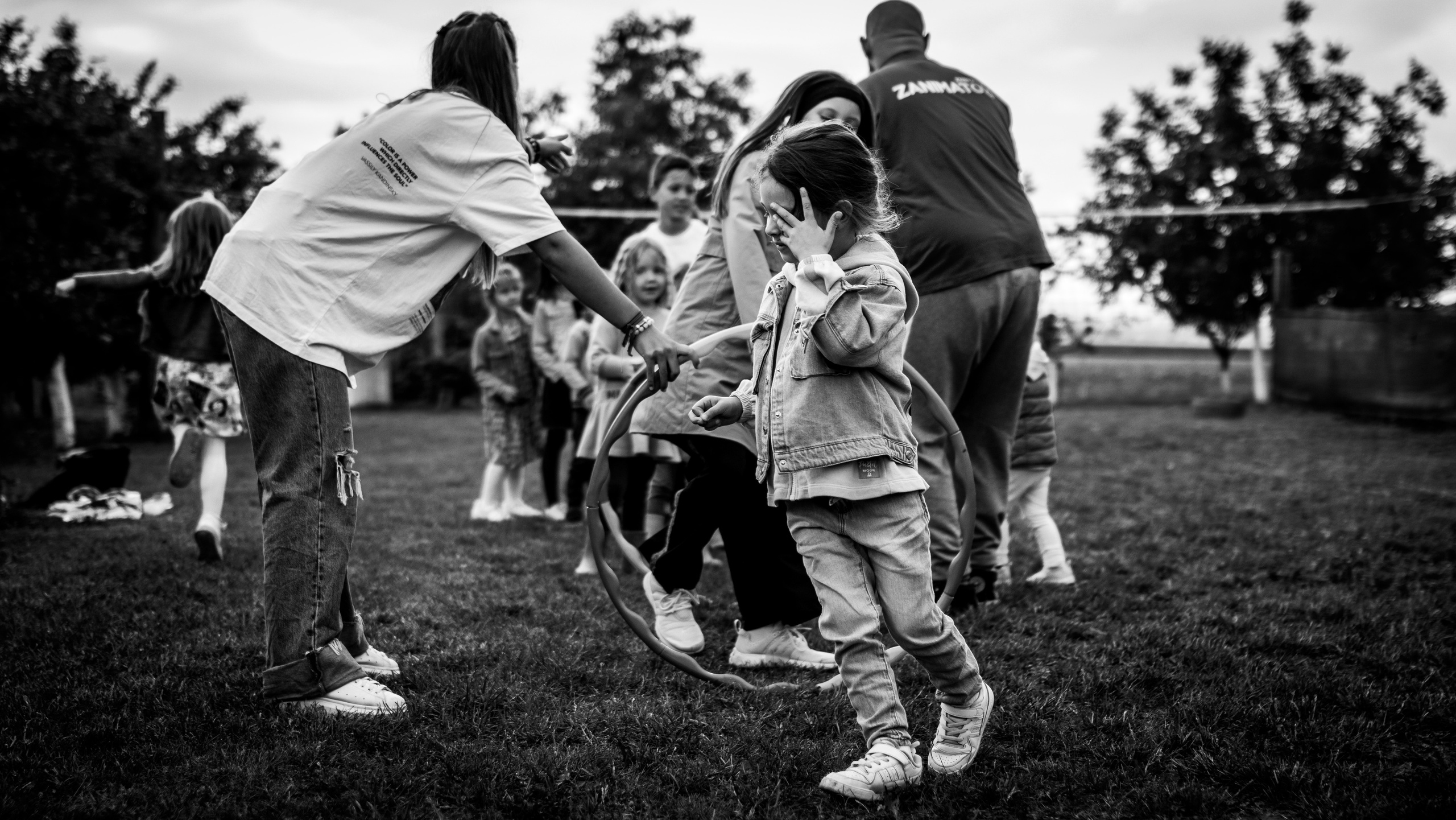 crno-bela fotografija slavlja u prirodi