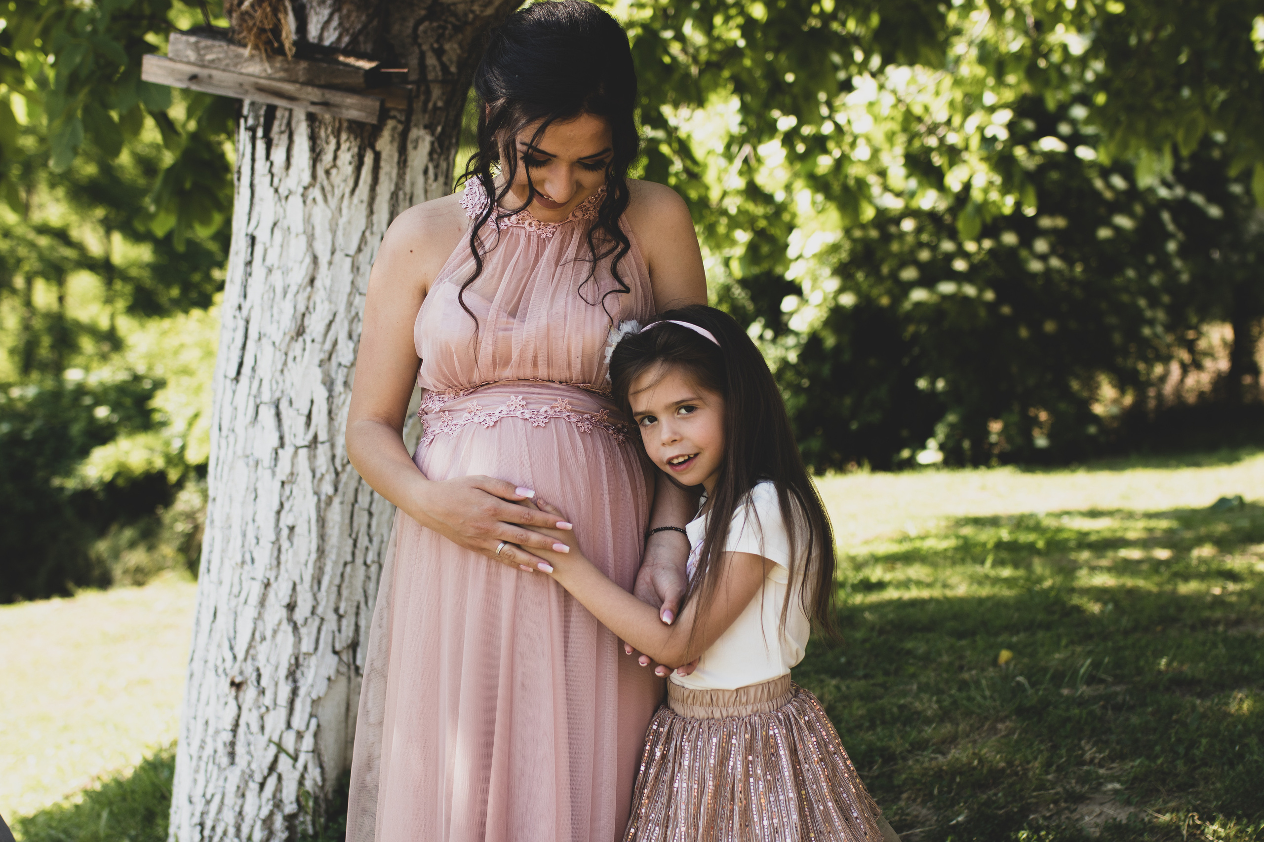 Fotografisanje uspomene i zagrljaja sa venčanja