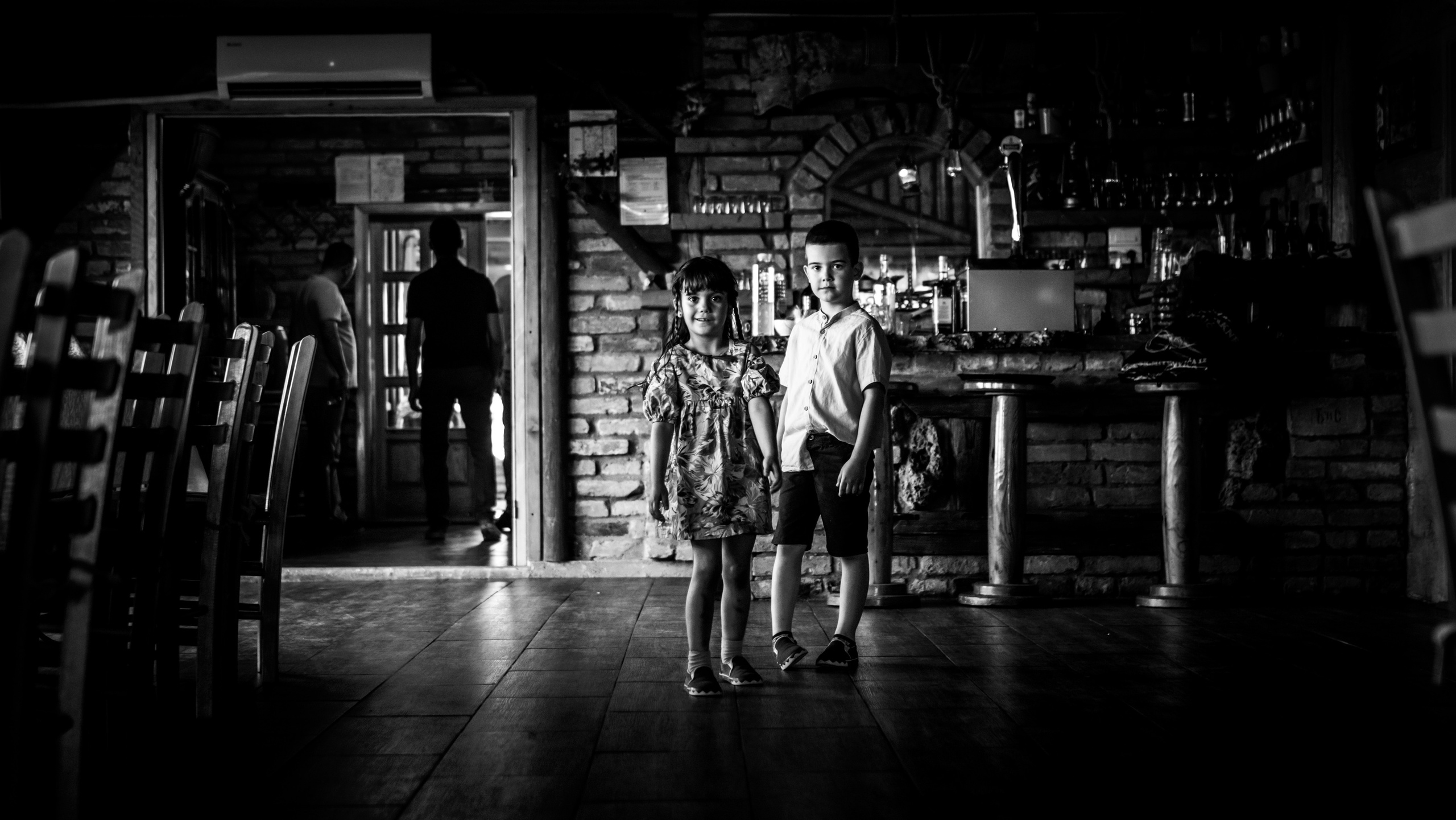 crno-bela fotografija dva dečaka na proslavi prvog rođendana