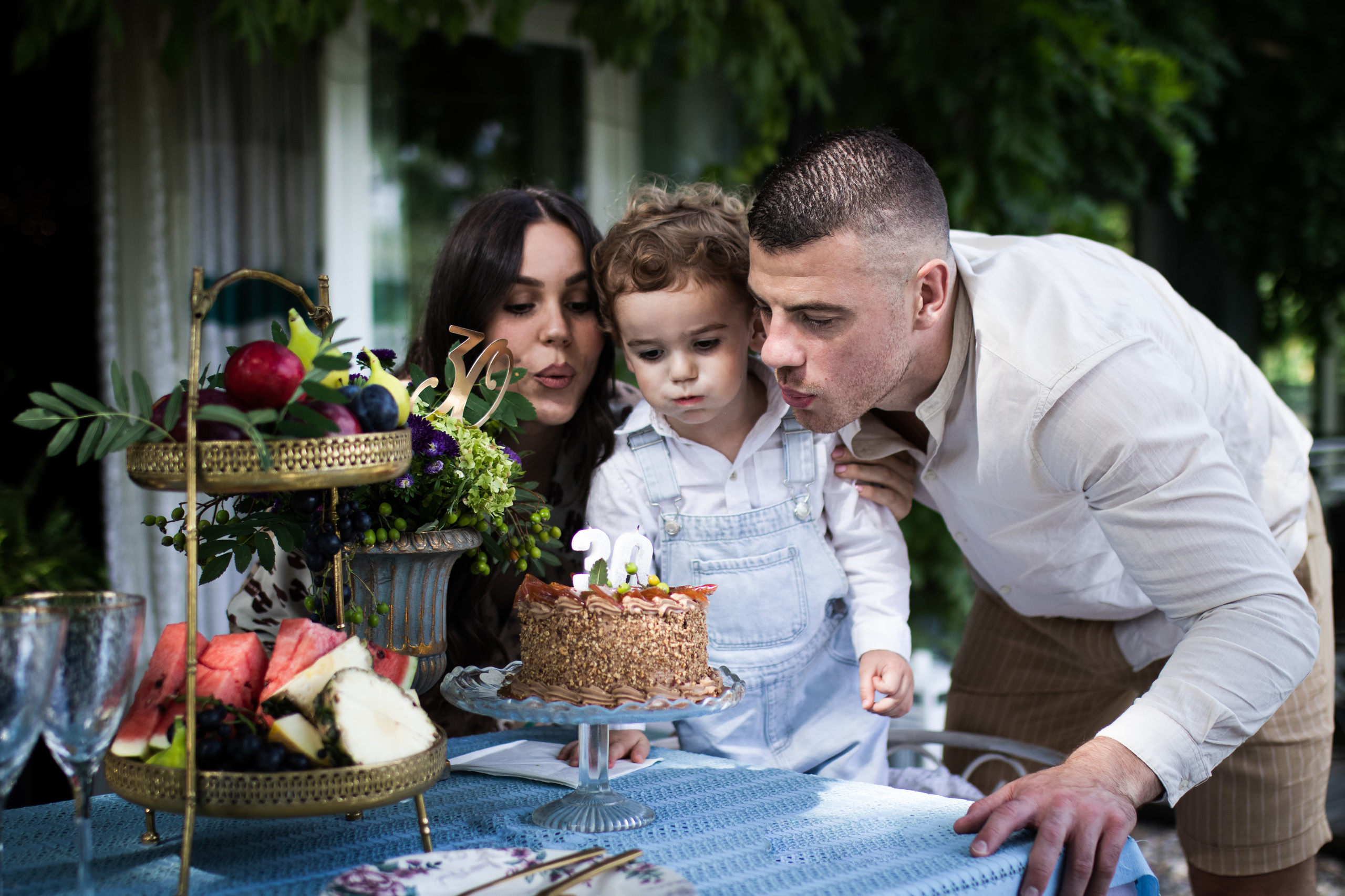 porodična fotografija duvanja svećica