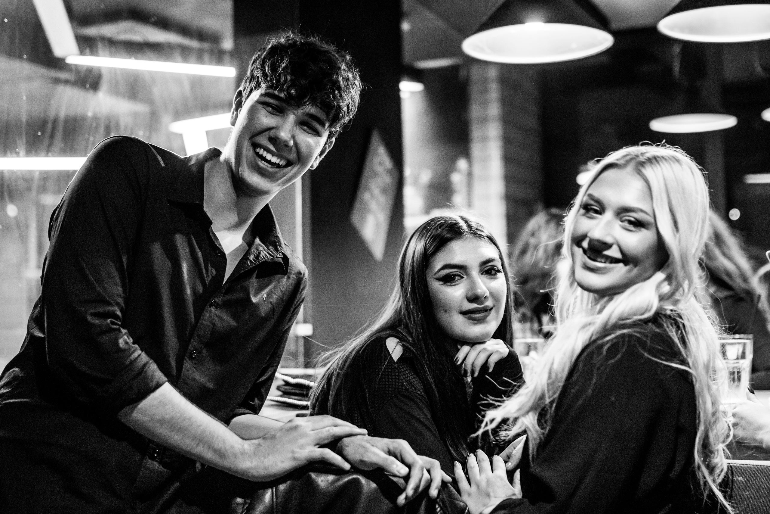 crno-bela fotografija osmeha drugara