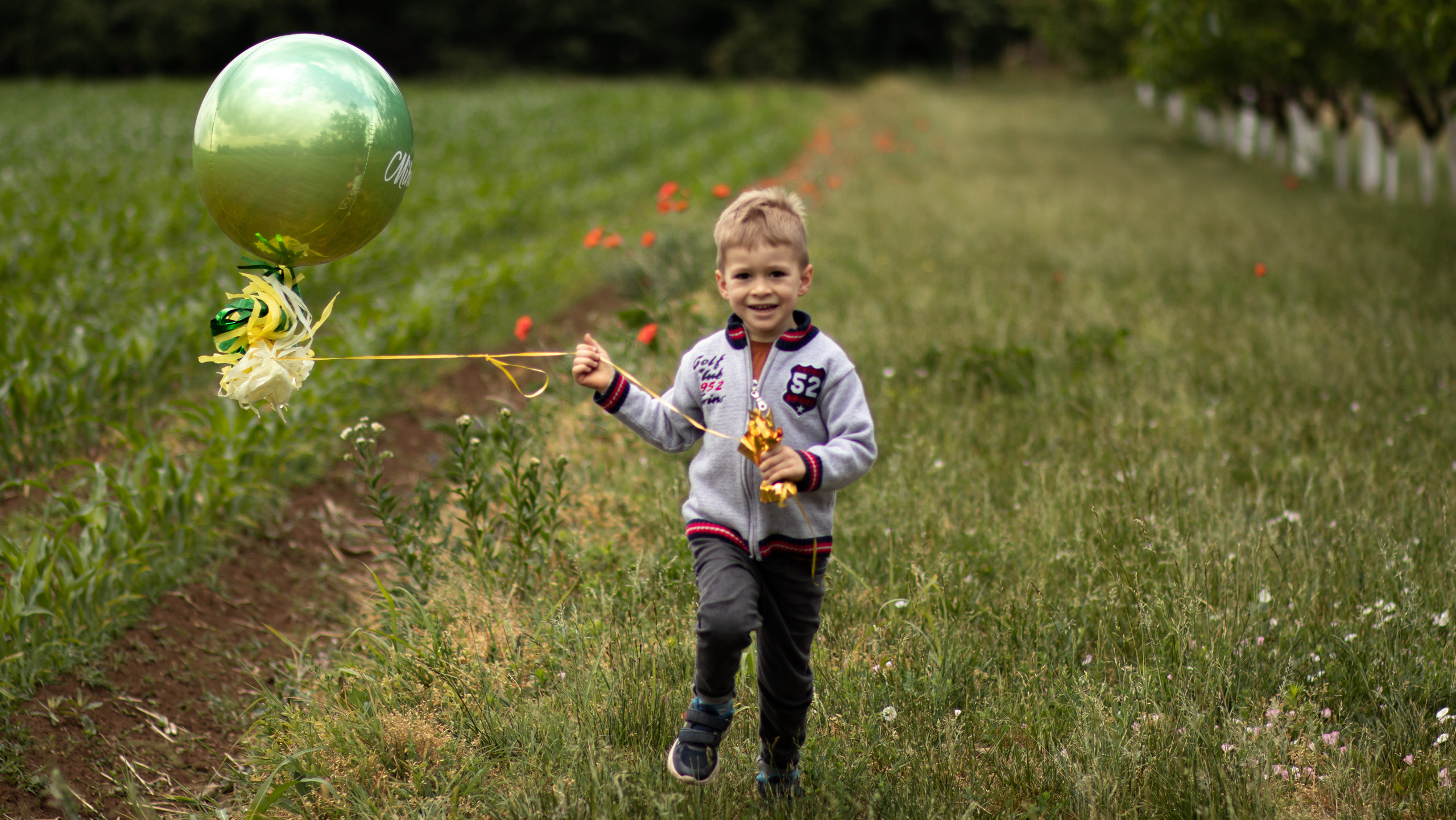 fotografija dečaka u prirodi