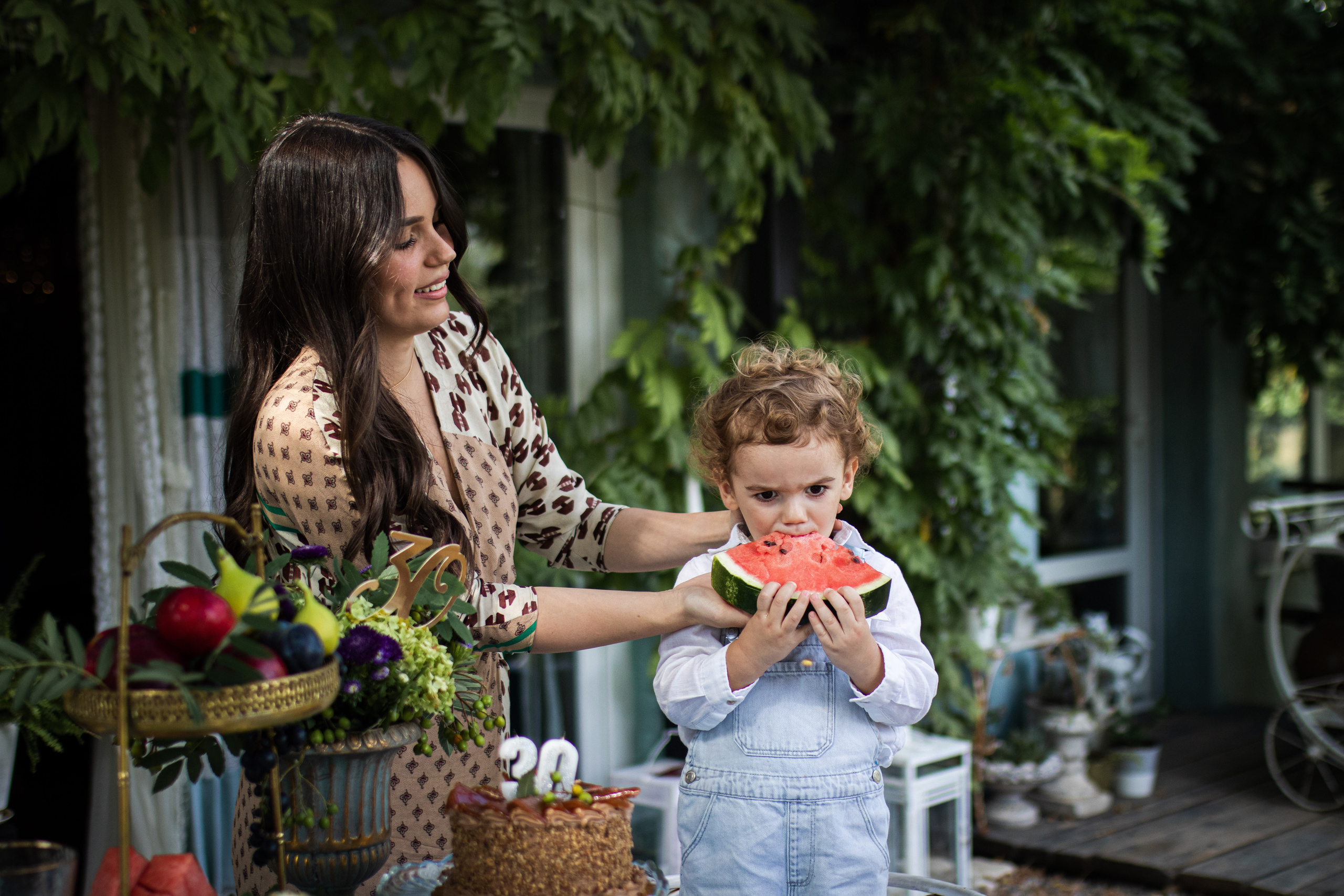 fotografija majke, sina i lubenice