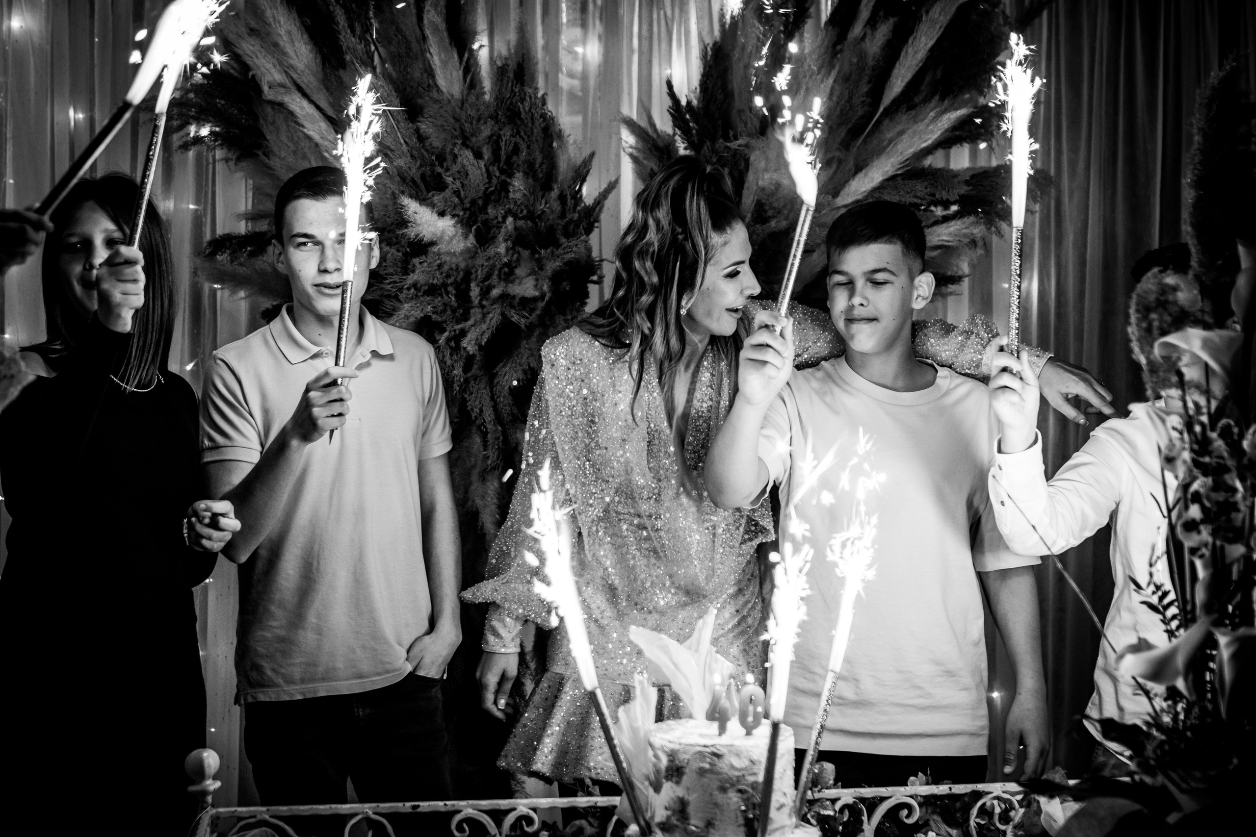 crno-bela fotografija uspomena sa proslave rođendnana