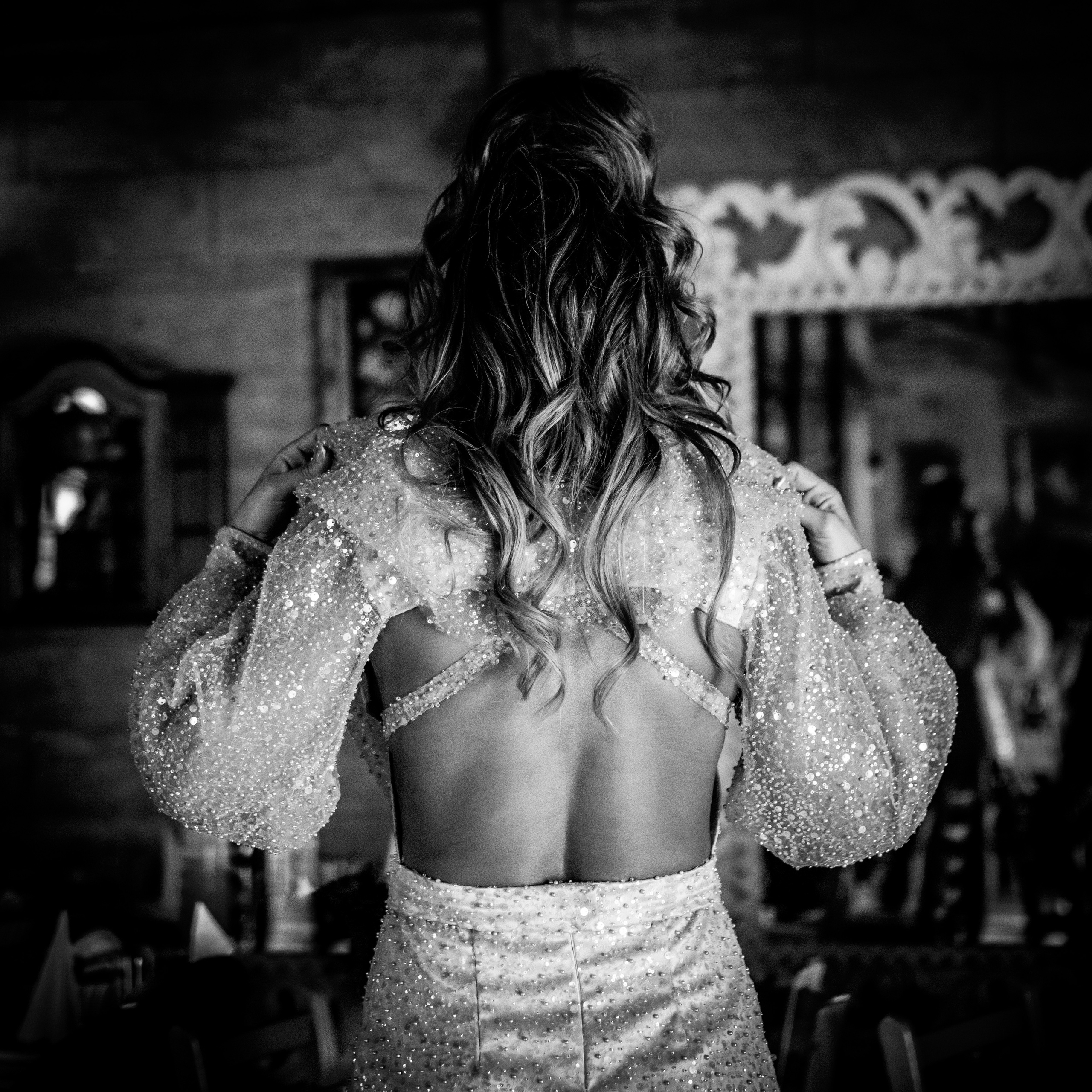 crno-bela fotografija leđa devojke u haljini