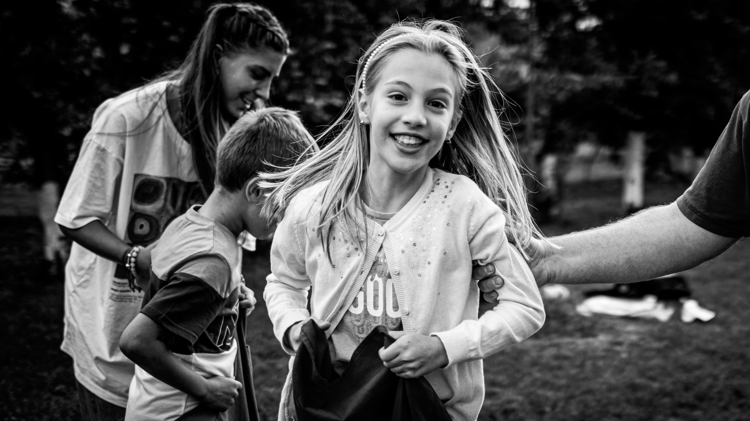 crno-bela fotografija nasmejane devojčice