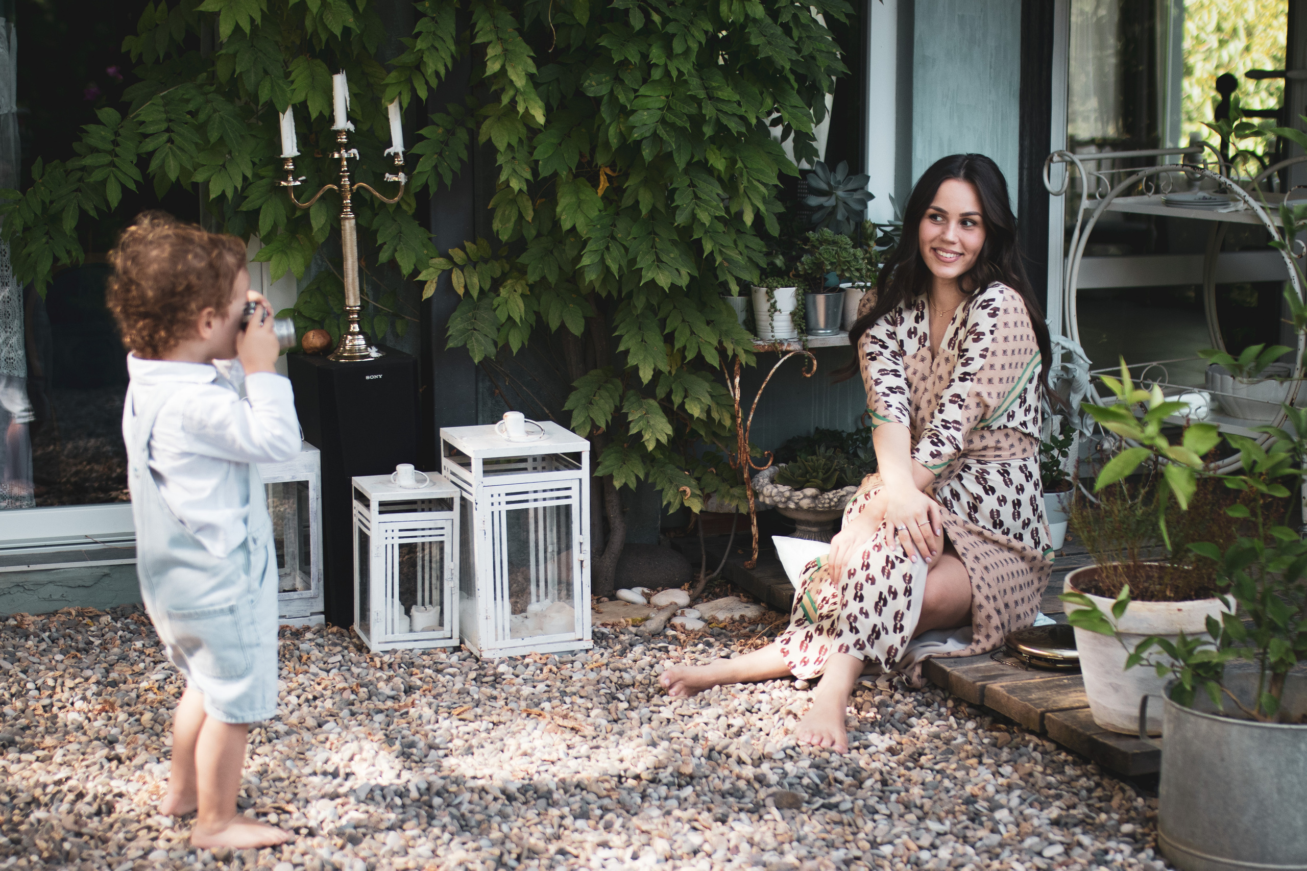 fotografija devojke i malog dečaka