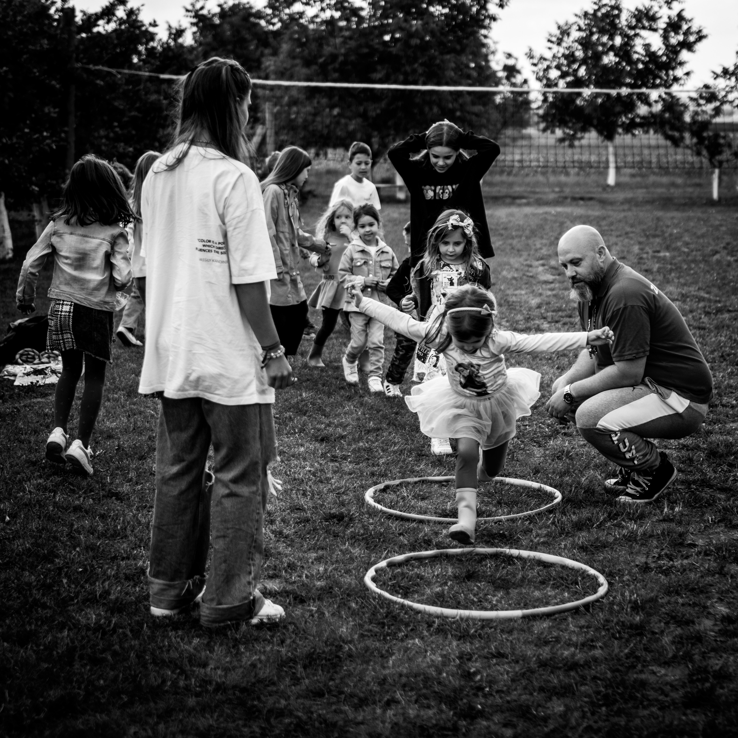 crno-bela fotografija dečijih igara