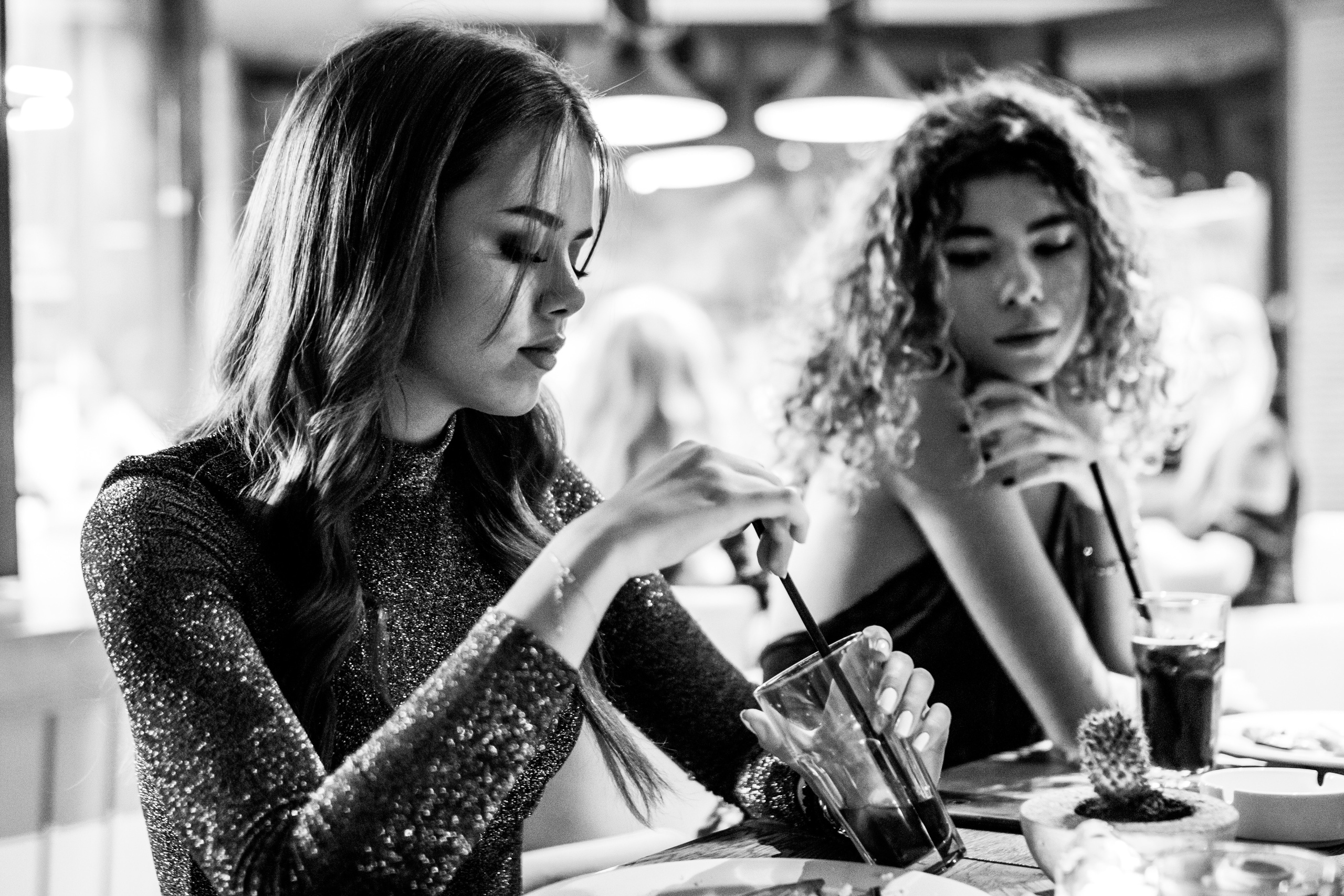 crno-bela fotografija devojaka za šankom