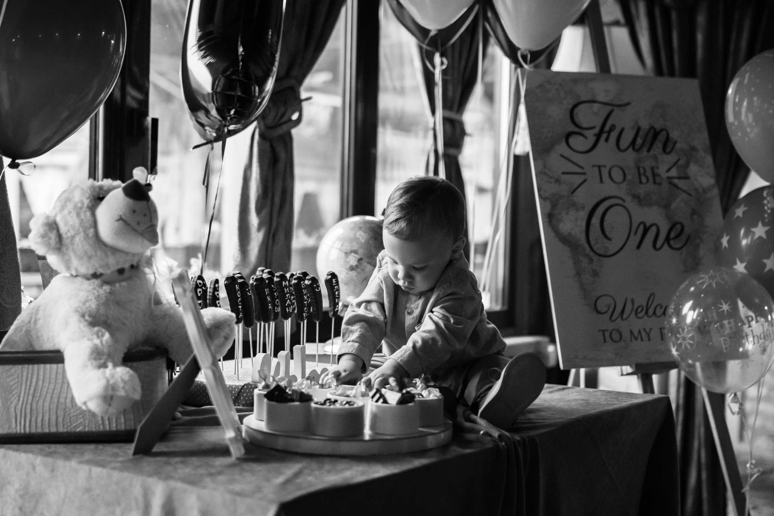 Crno-bela fotografija uspomene sa proslave prvog rođendana