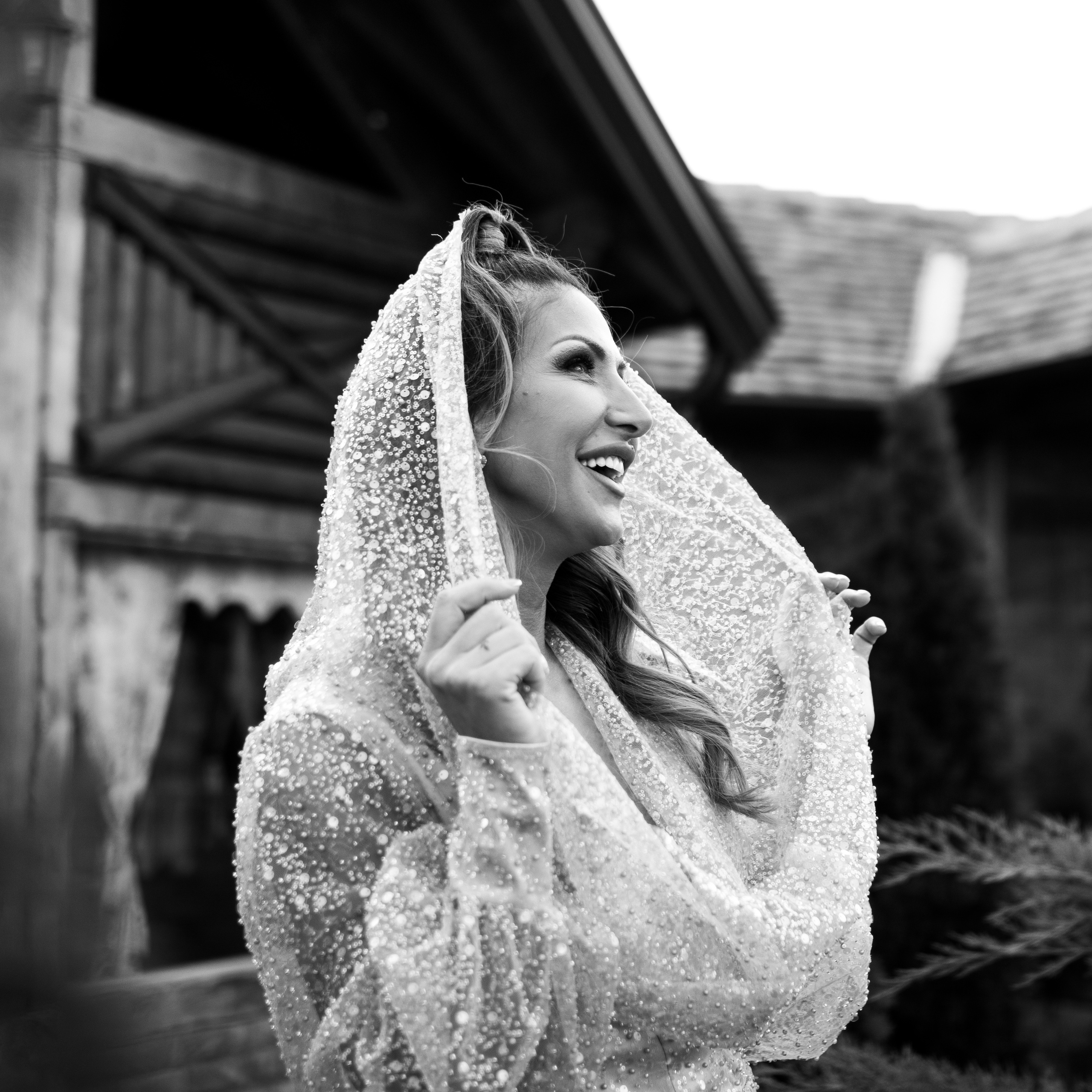 crno-bela fotografija nasmejane devojke