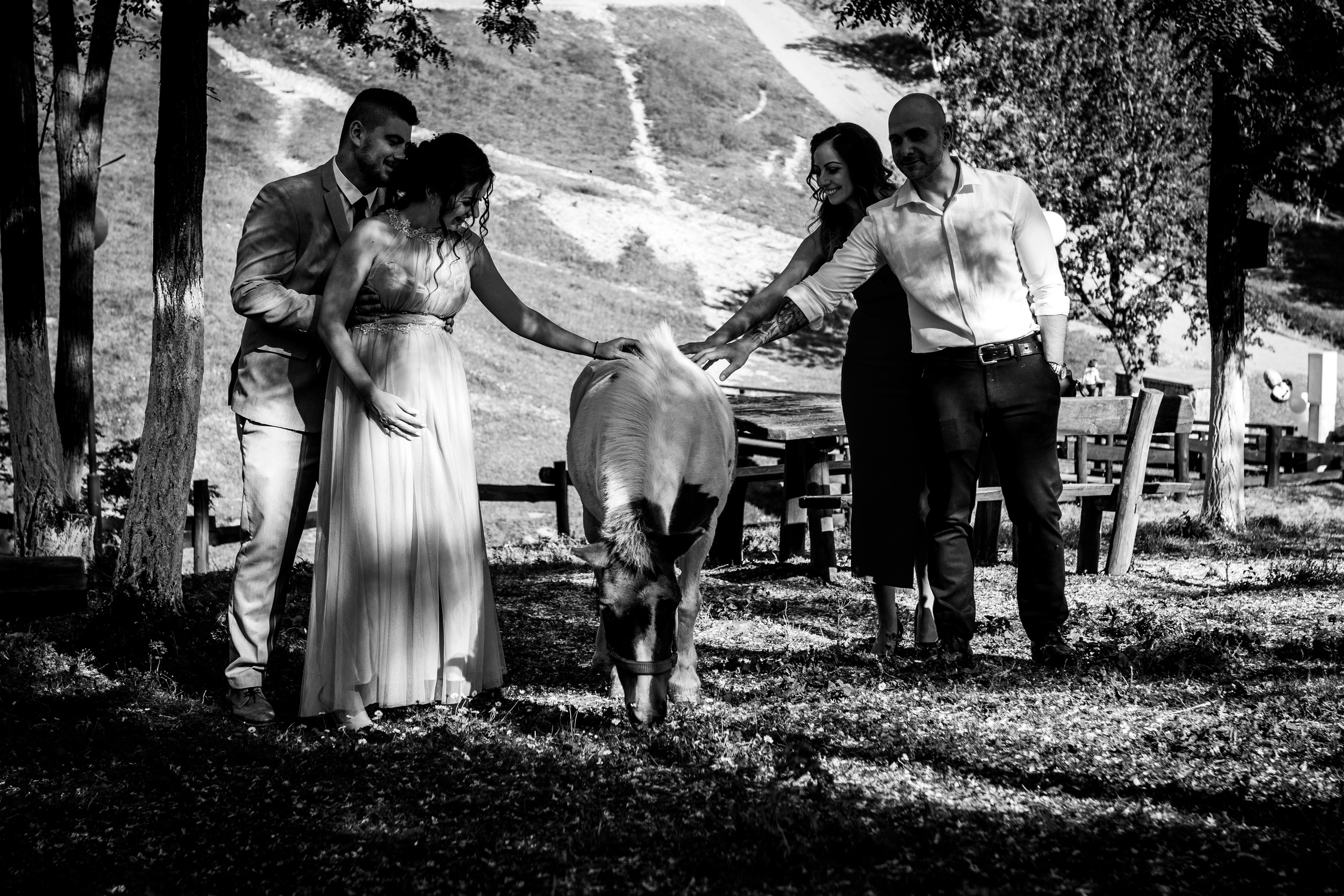 Crno-bela fotografija trenutaka sa venčanja