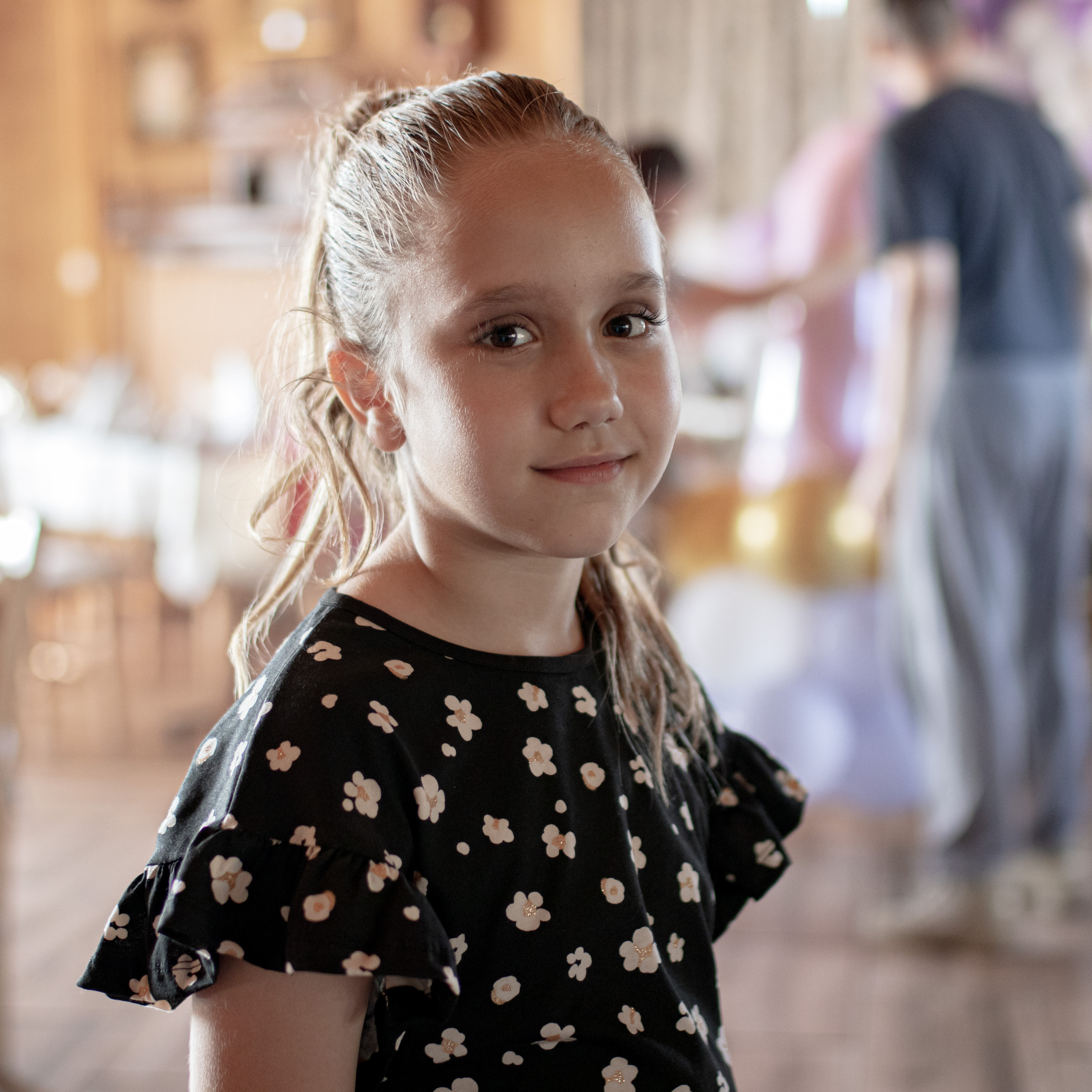 fotografija nasmejane devojčice na proslavi rođendana