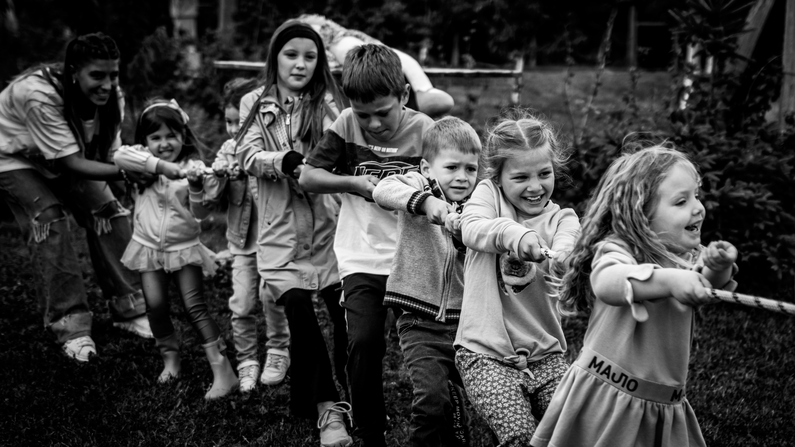 crno-bela fotografija razonode u prirodi