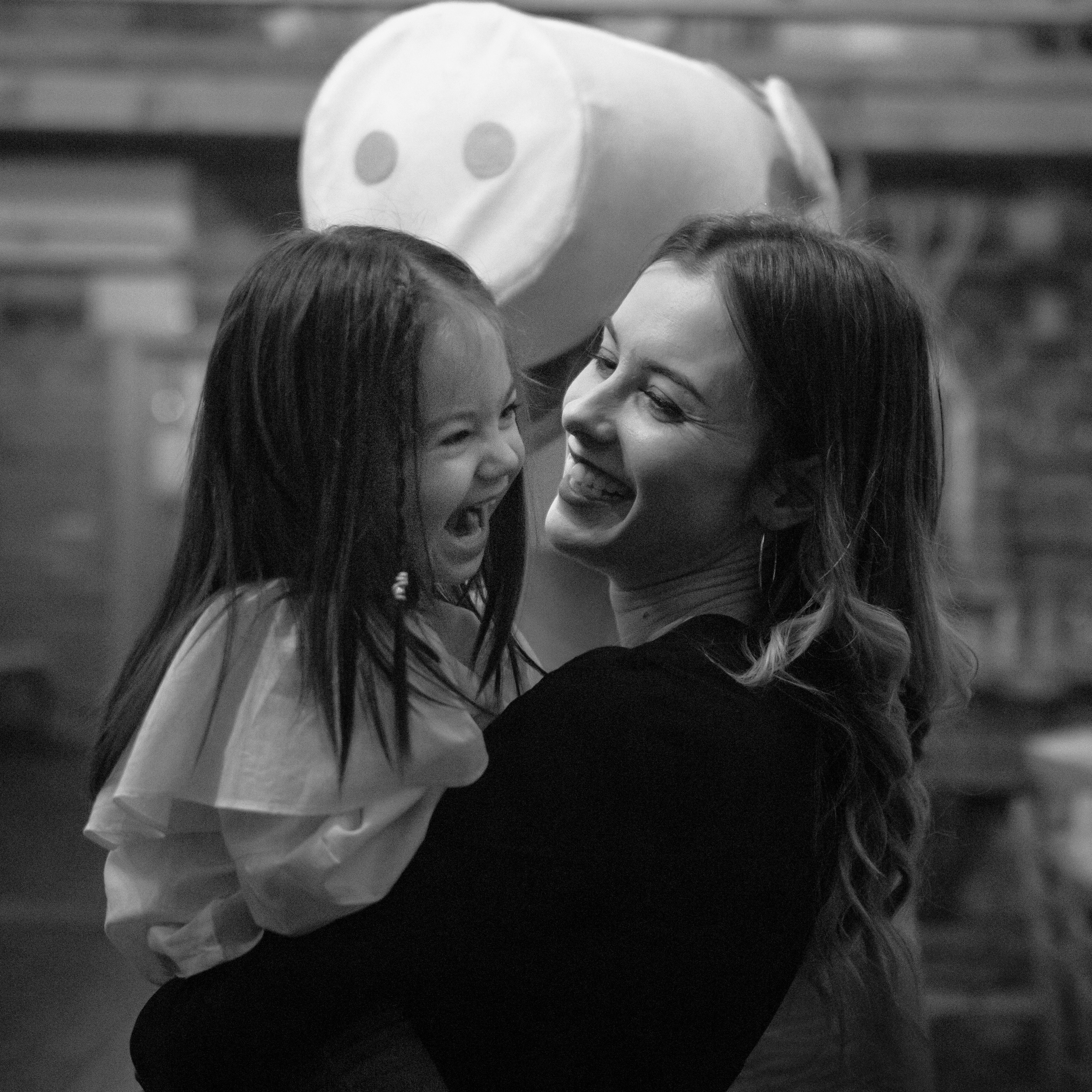 Fotografisanje osmeha majke i ćerke na proslavi drugog rođendana