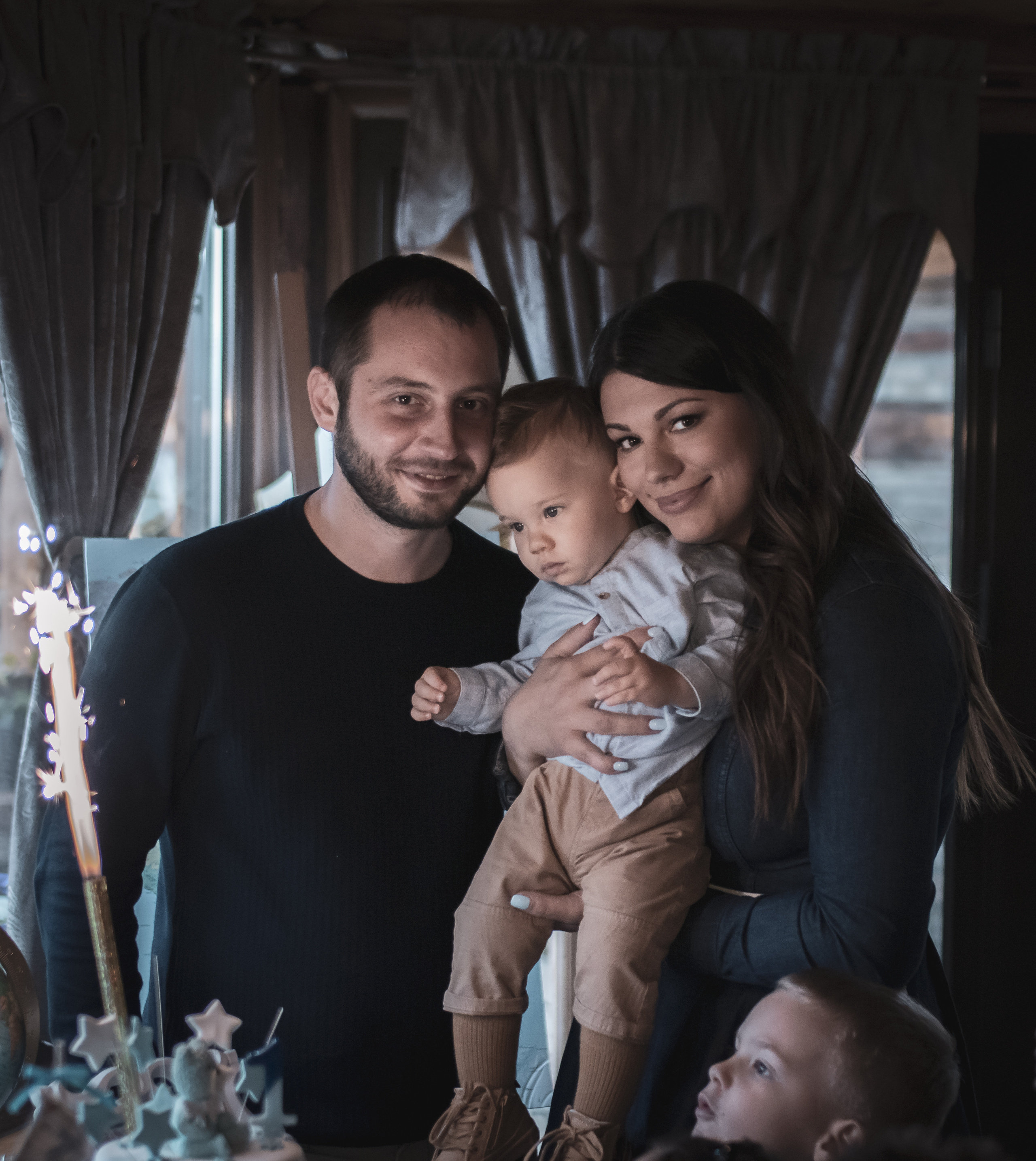 Porodična fotografija sa proslave prvog rođendana