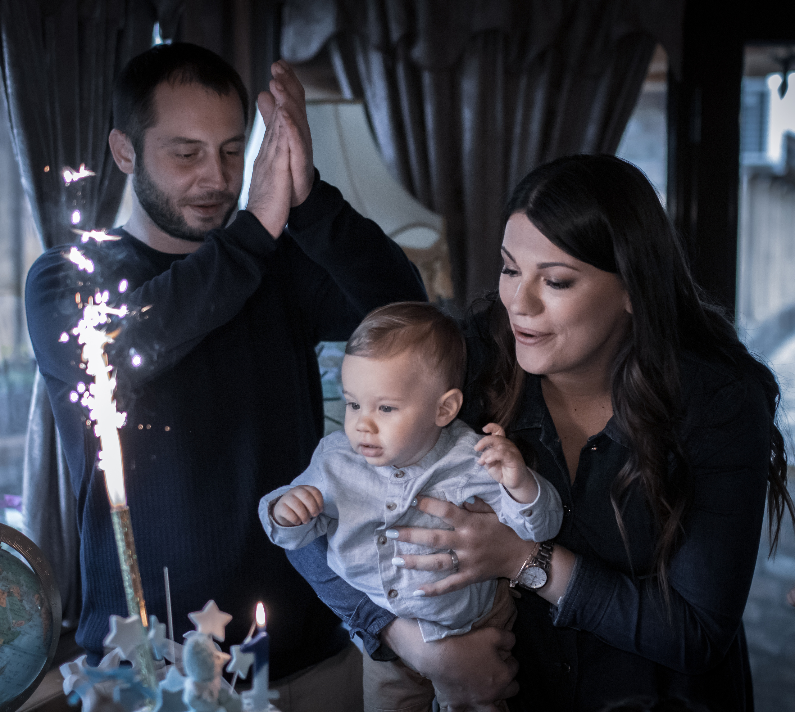 porodična fotografija sa tortom za prvi rođendan