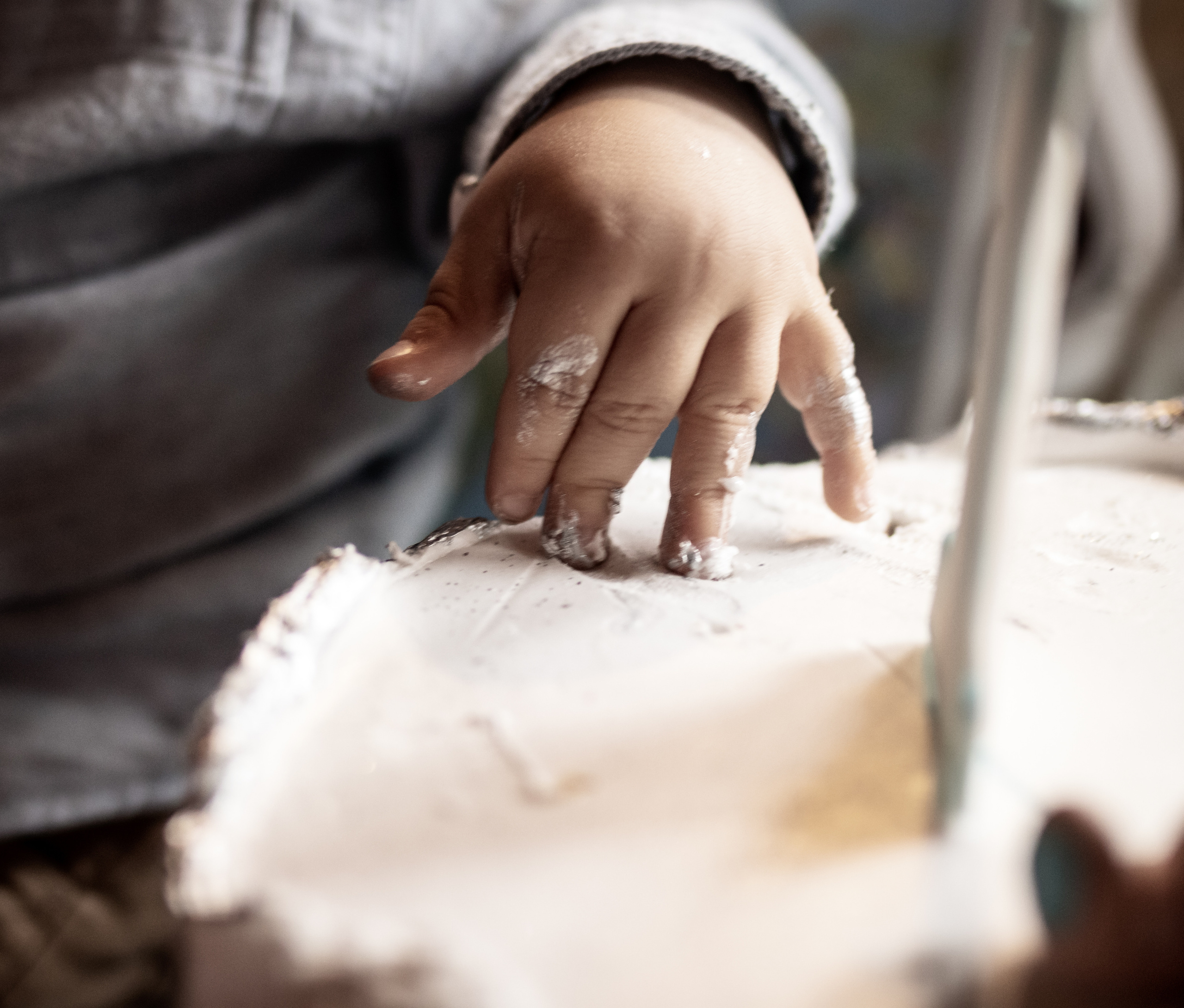 fotografisanje dečije ruke i torte na prvom rođendanu