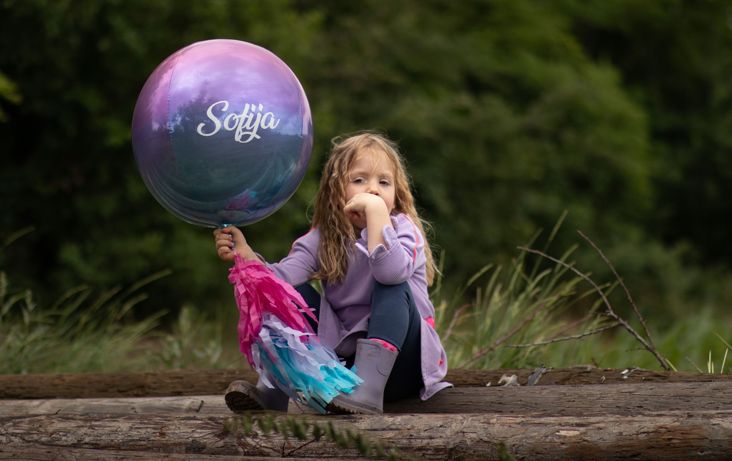 fotografija devojčice sa balonom