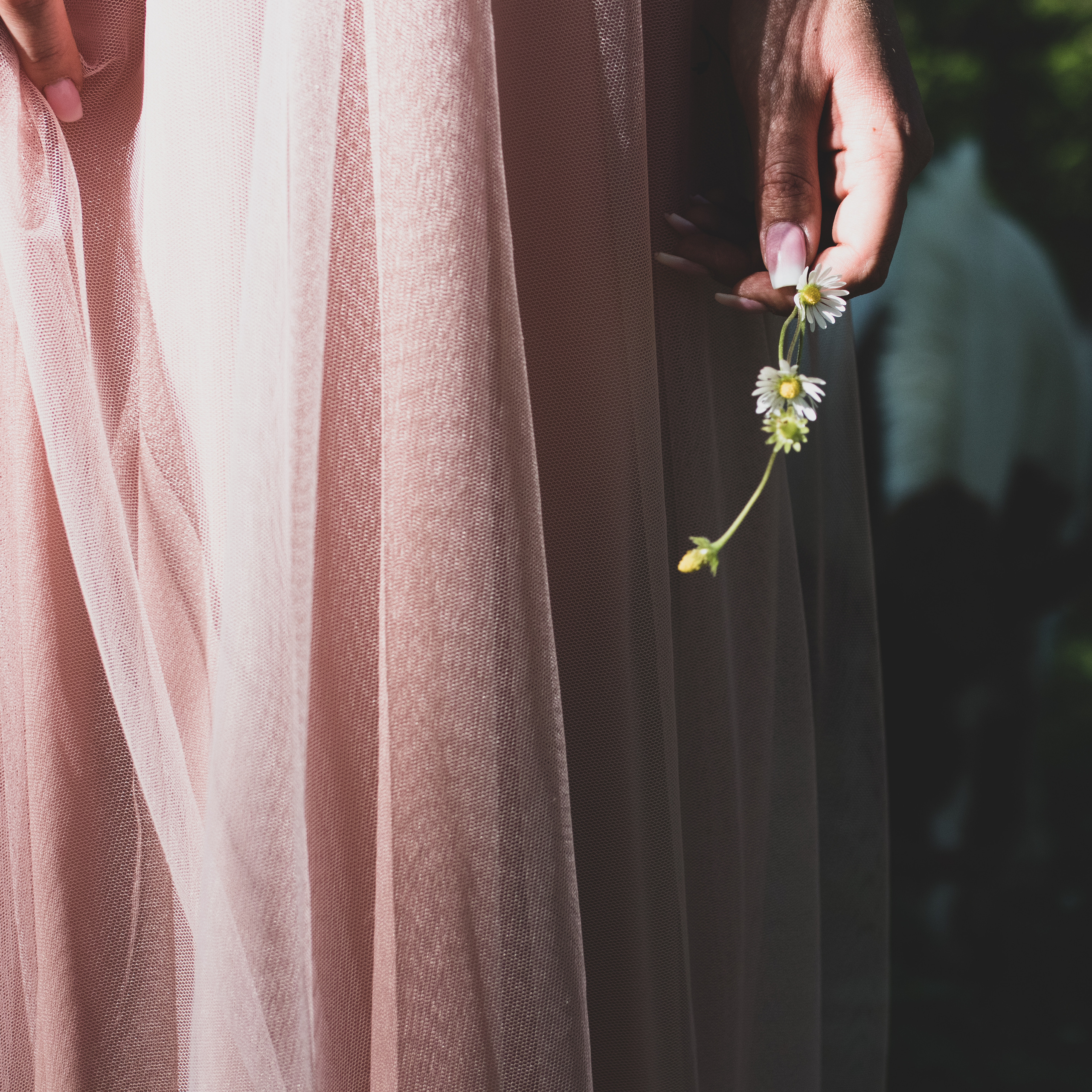 Fotografisanje mlade u rozoj haljini sa cvetom u ruci