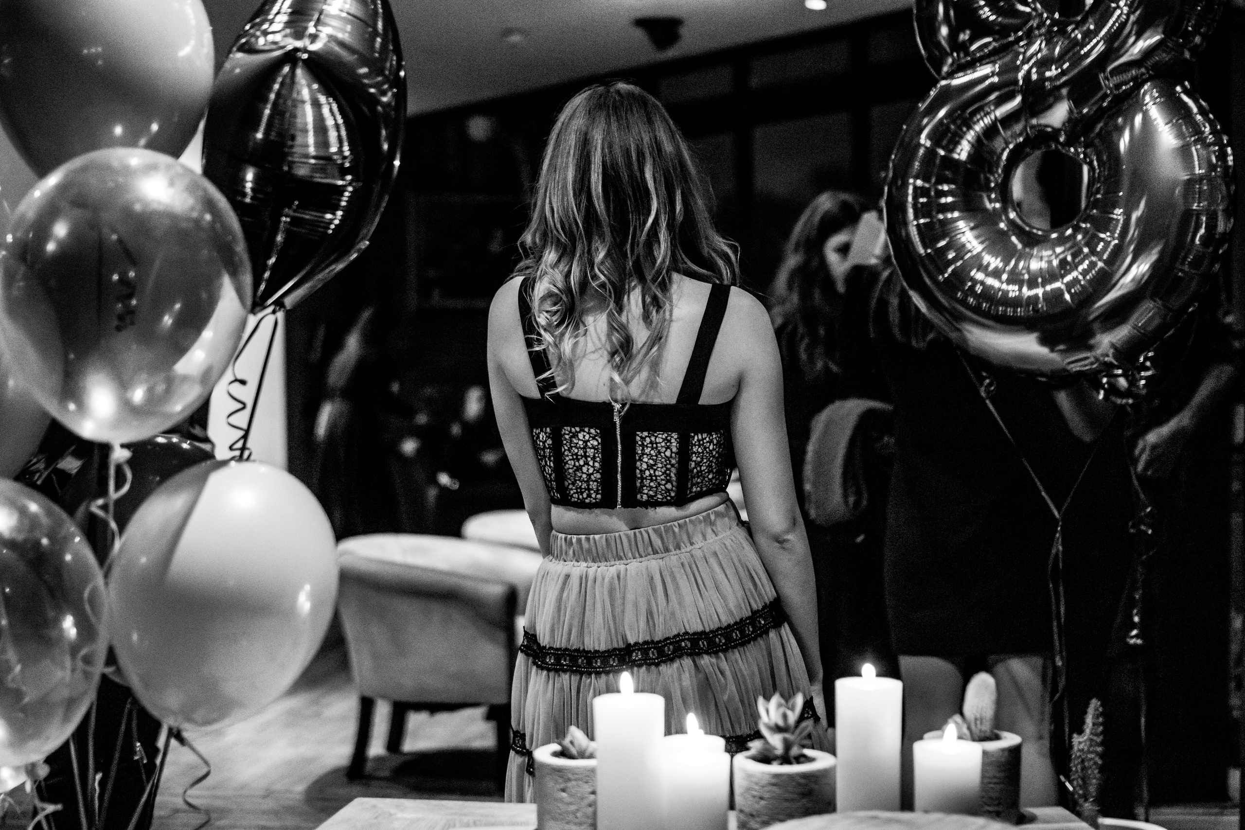 crno-bela fotografija devojke