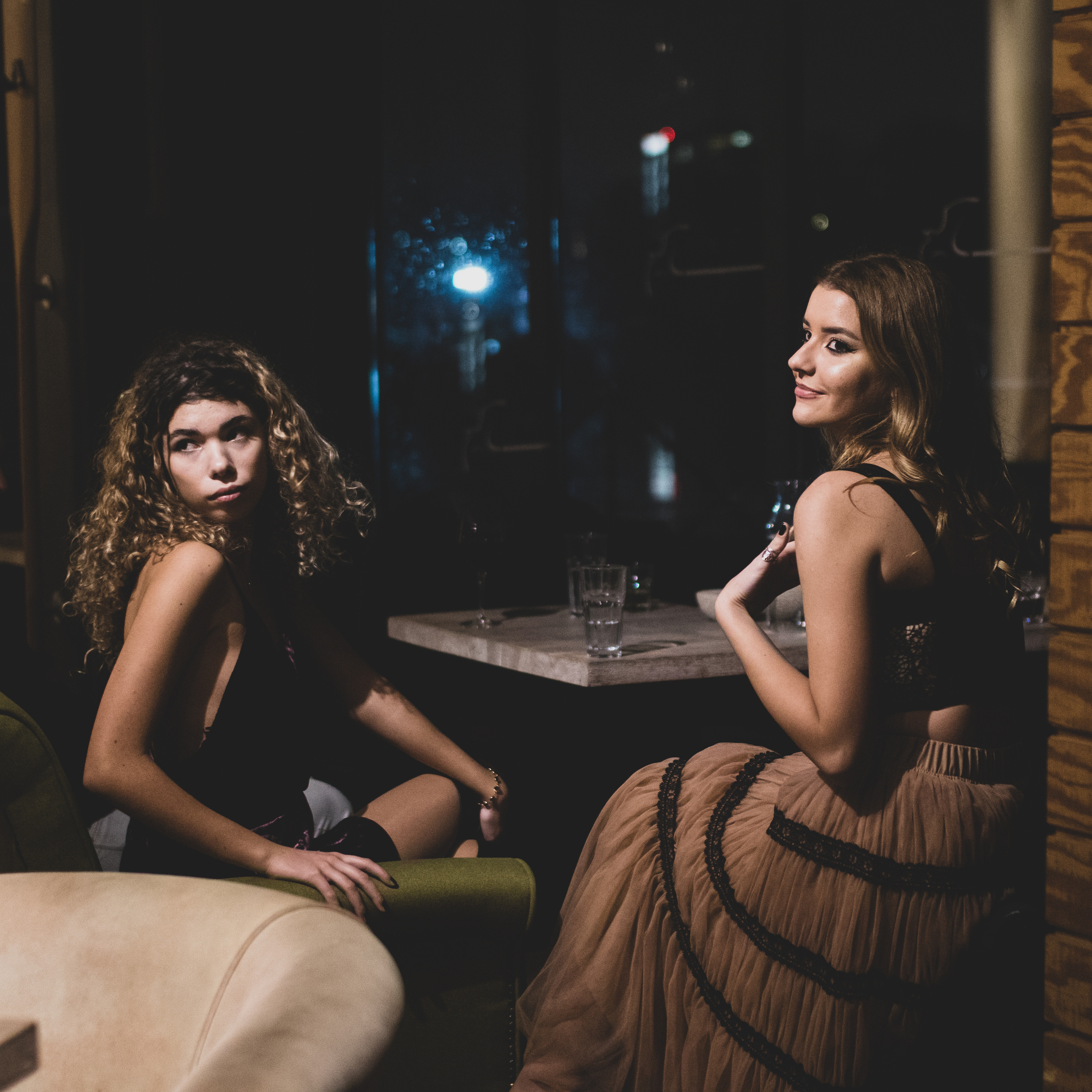 fotografisanje dve drugarice