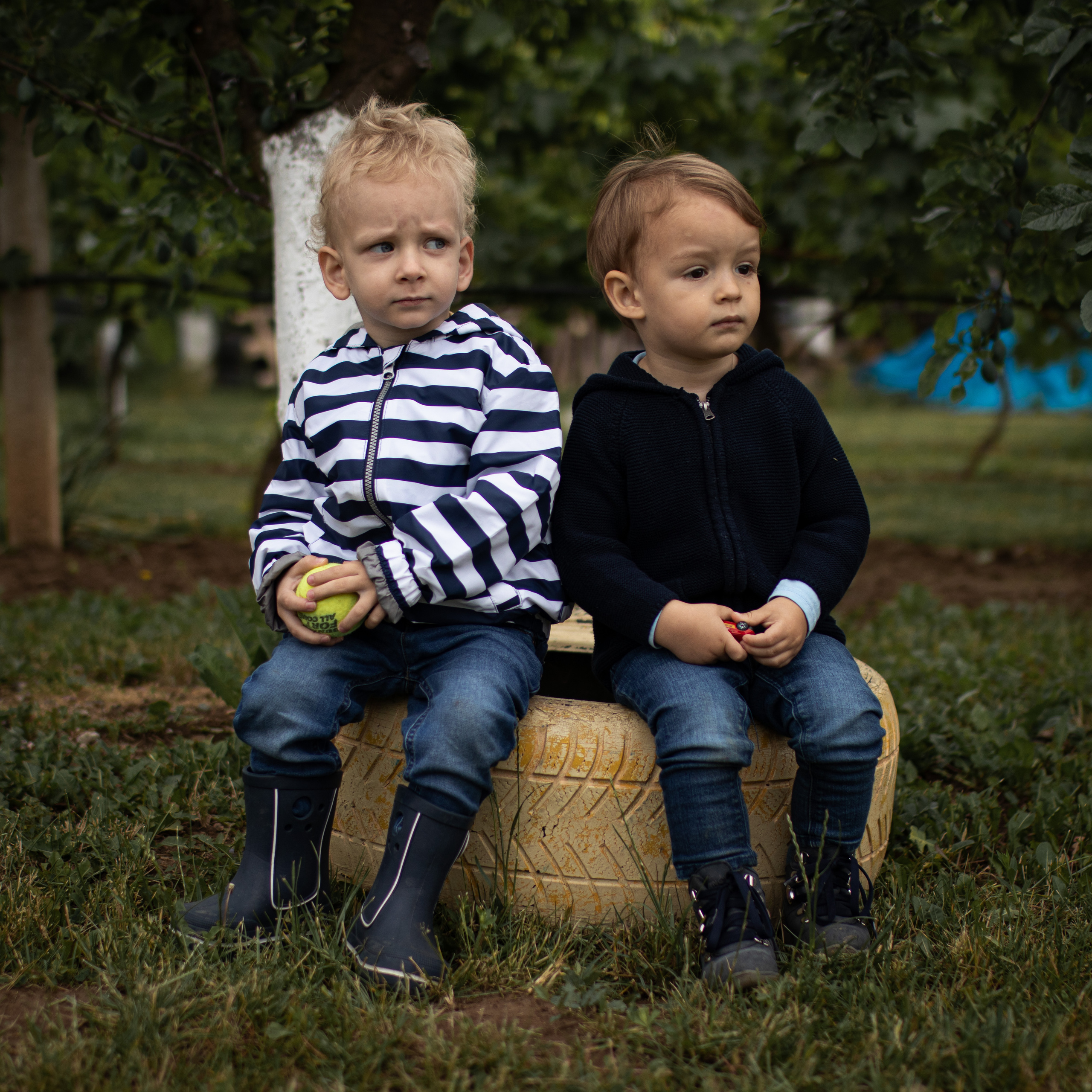 fotografija dva zamišljena drugara