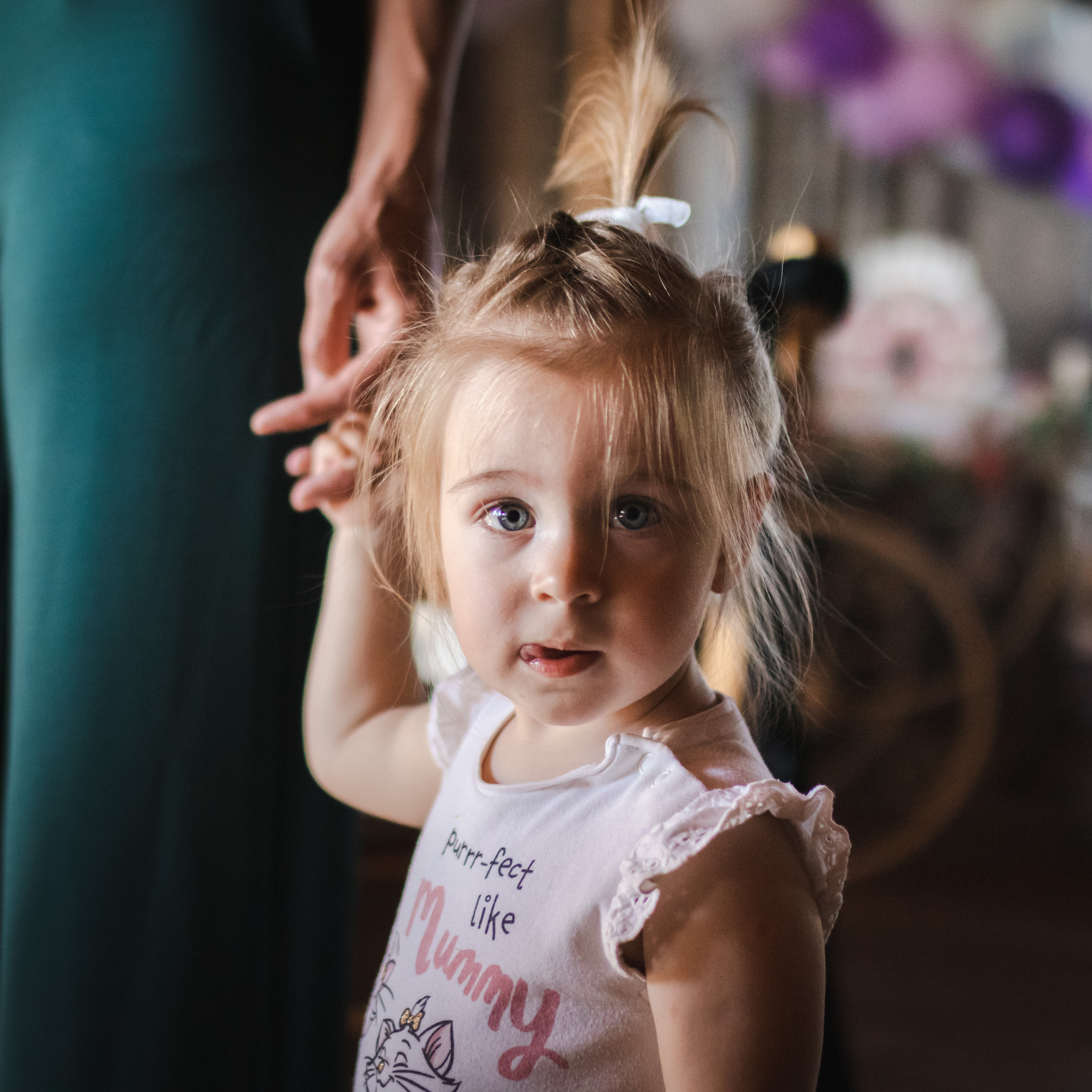 fotografija plave devojčice sa plavim očima na proslavi rođendana