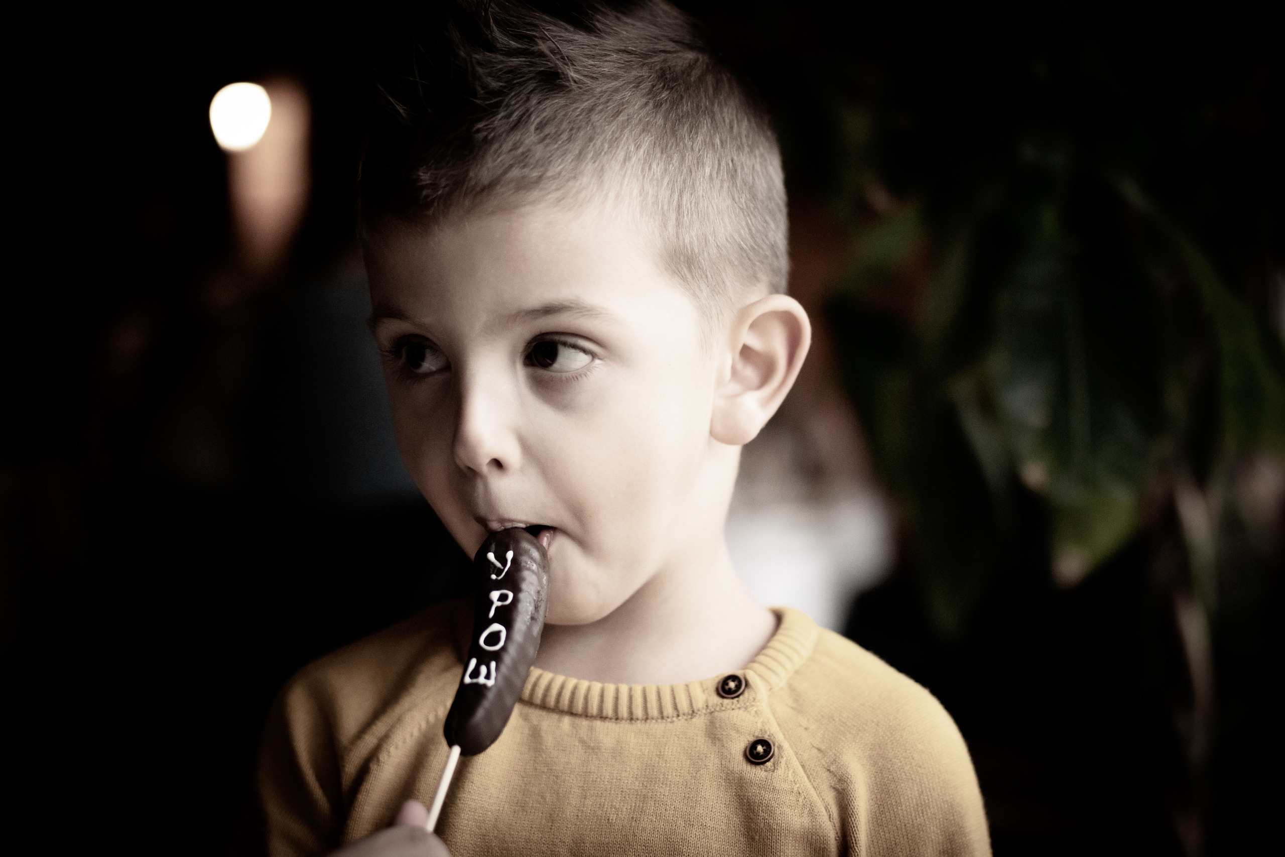 Fotografija dečaka sa slatkišem