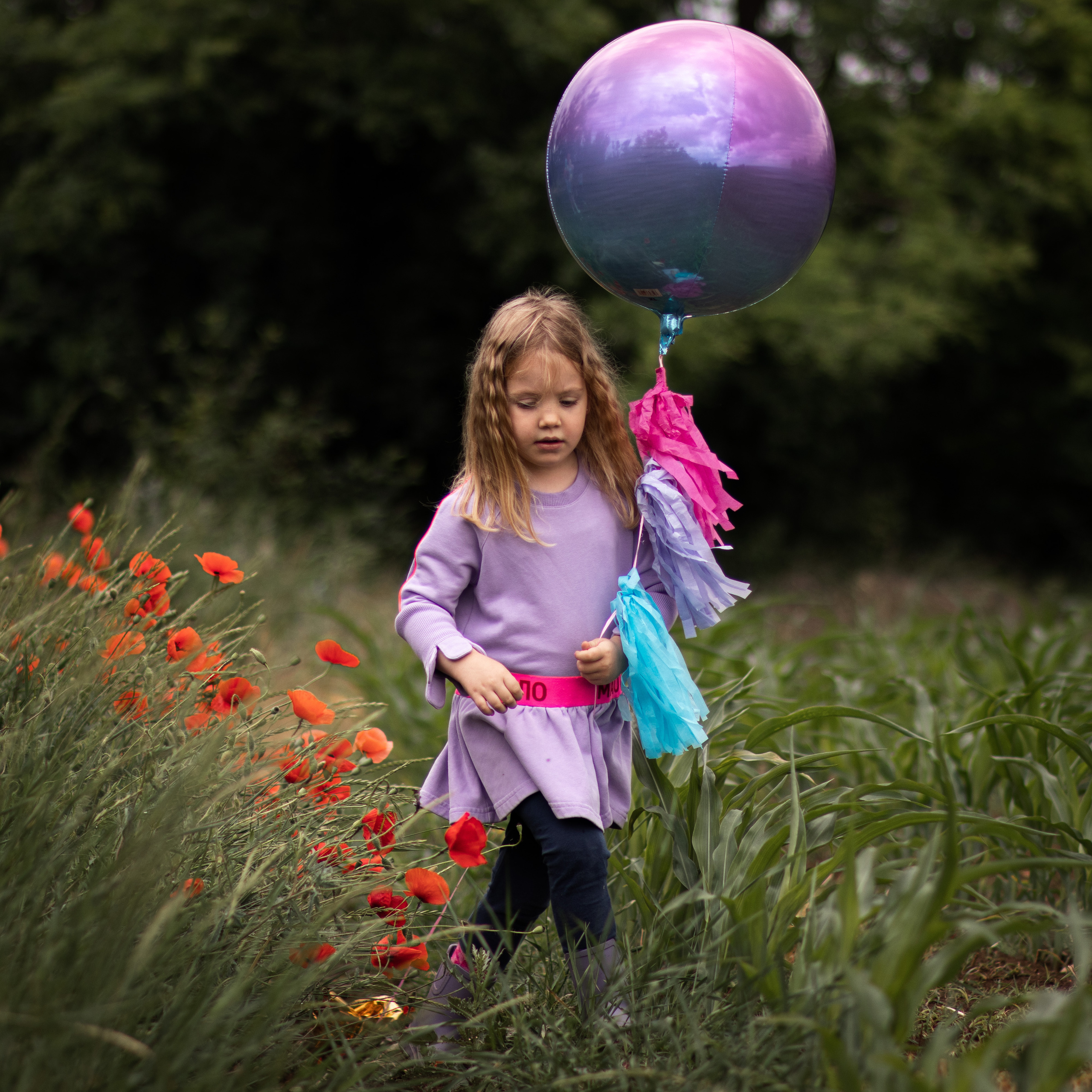 fotografija devojčice sa ljubičastim balonom