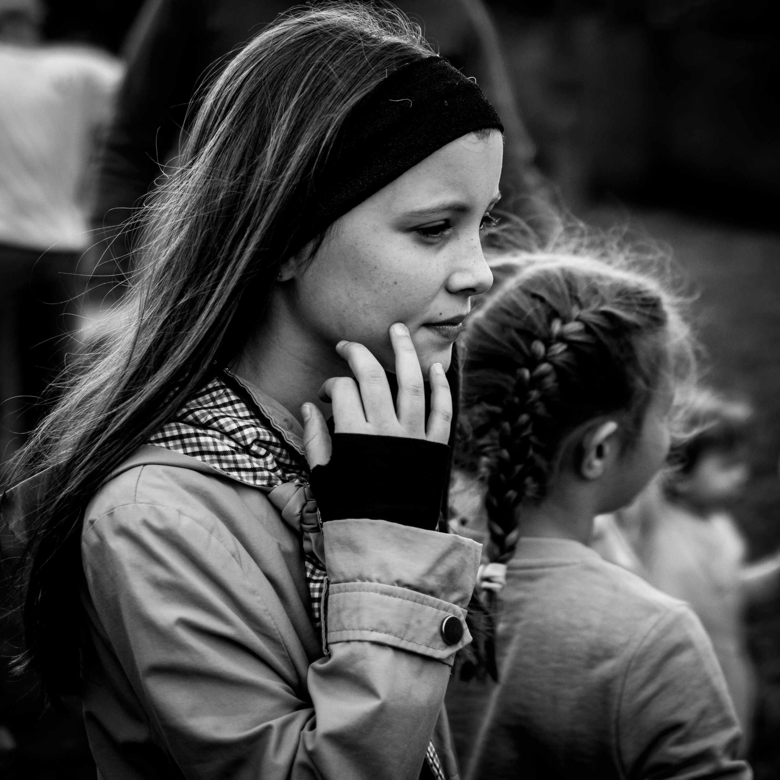 crno-bela fotografija slatke devojčice