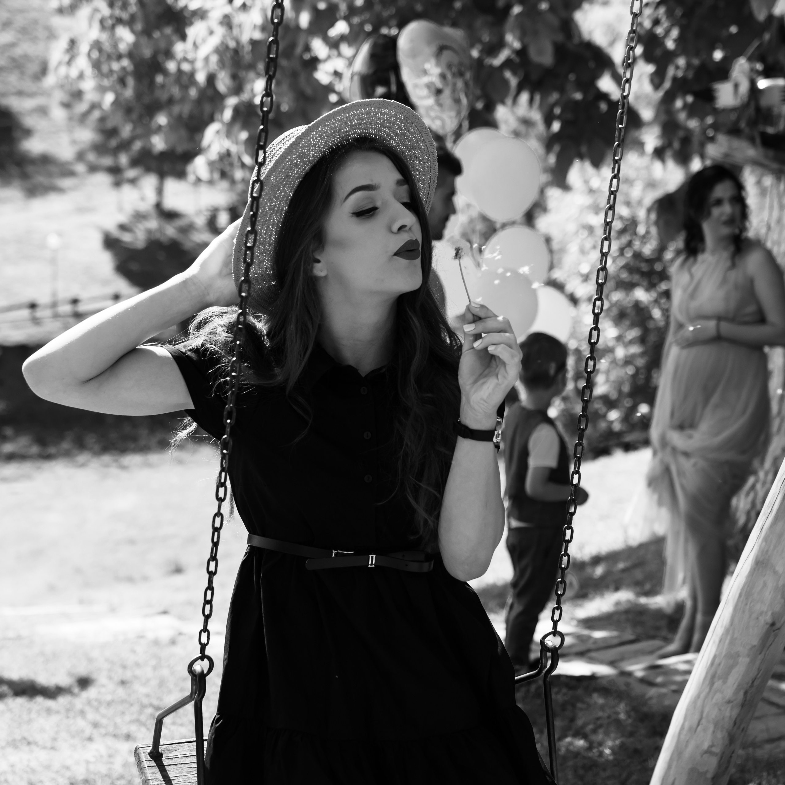 Fotografija devojke u ljuljašci na venčanju