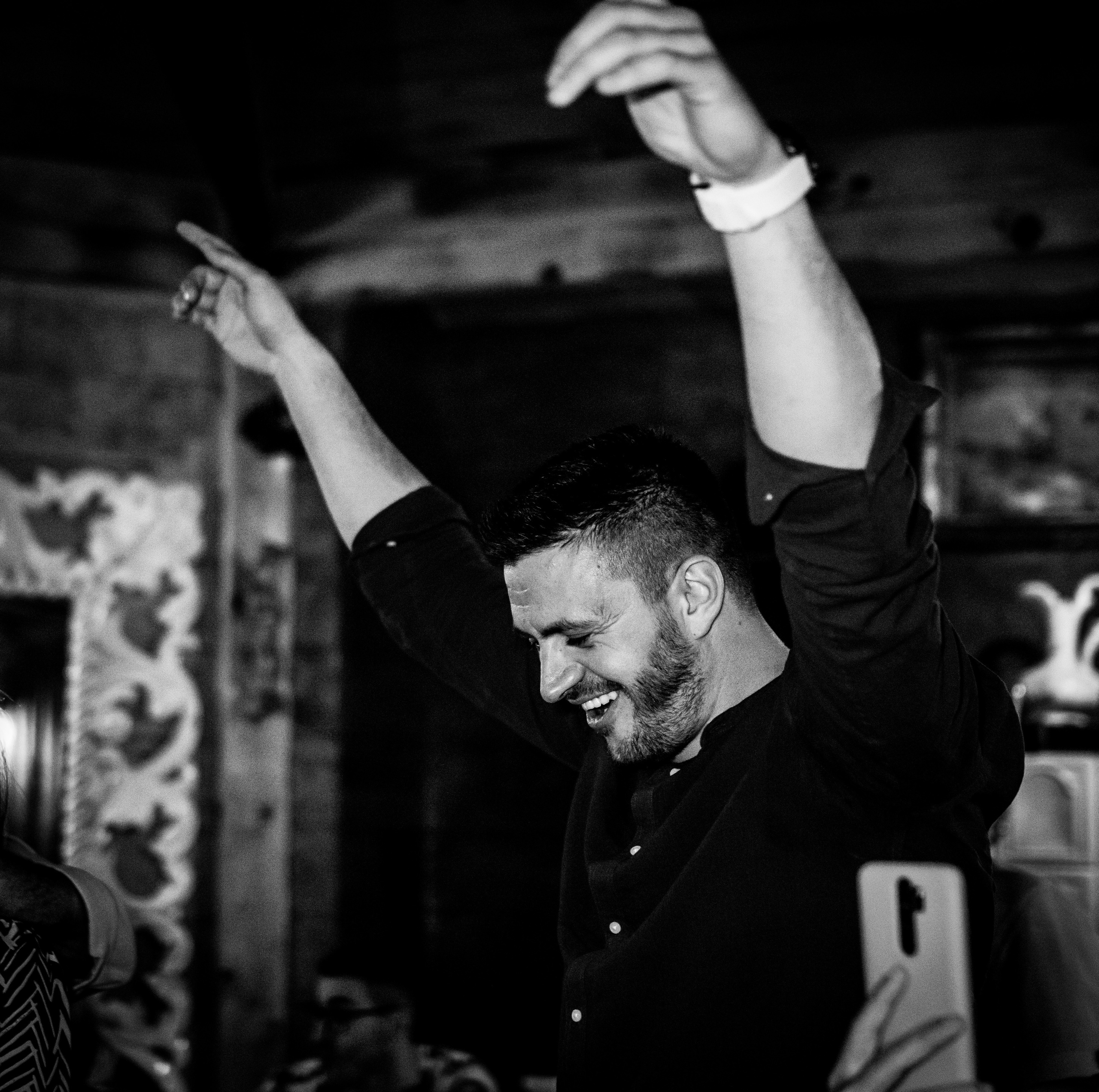 crno-bela fotografija veselog momka na proslavi rođendana